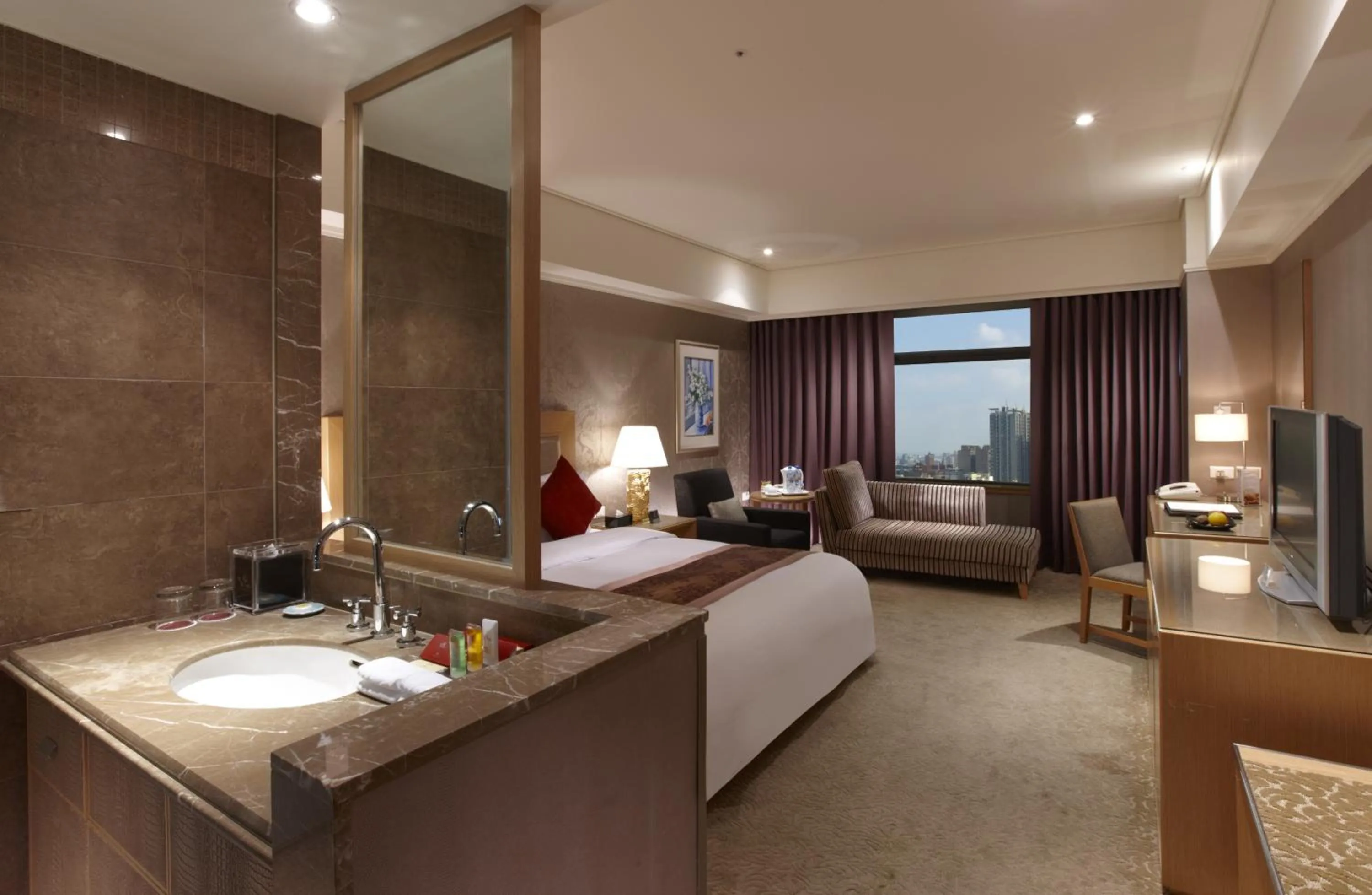 Photo of the whole room, Bed in Hotel Kuva Chateau