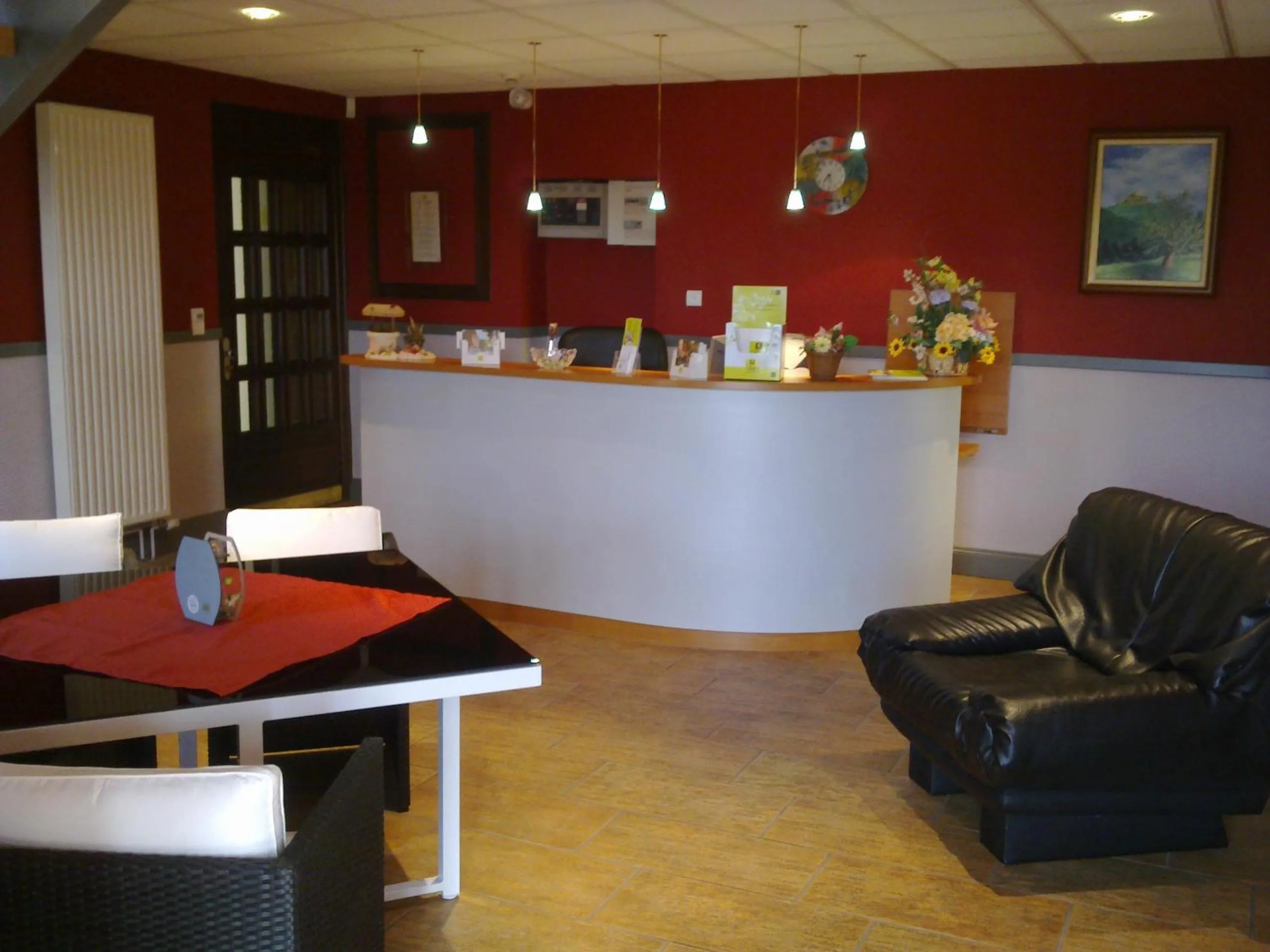 Lobby or reception in Logis Hotel & Restaurant - Les Vosges