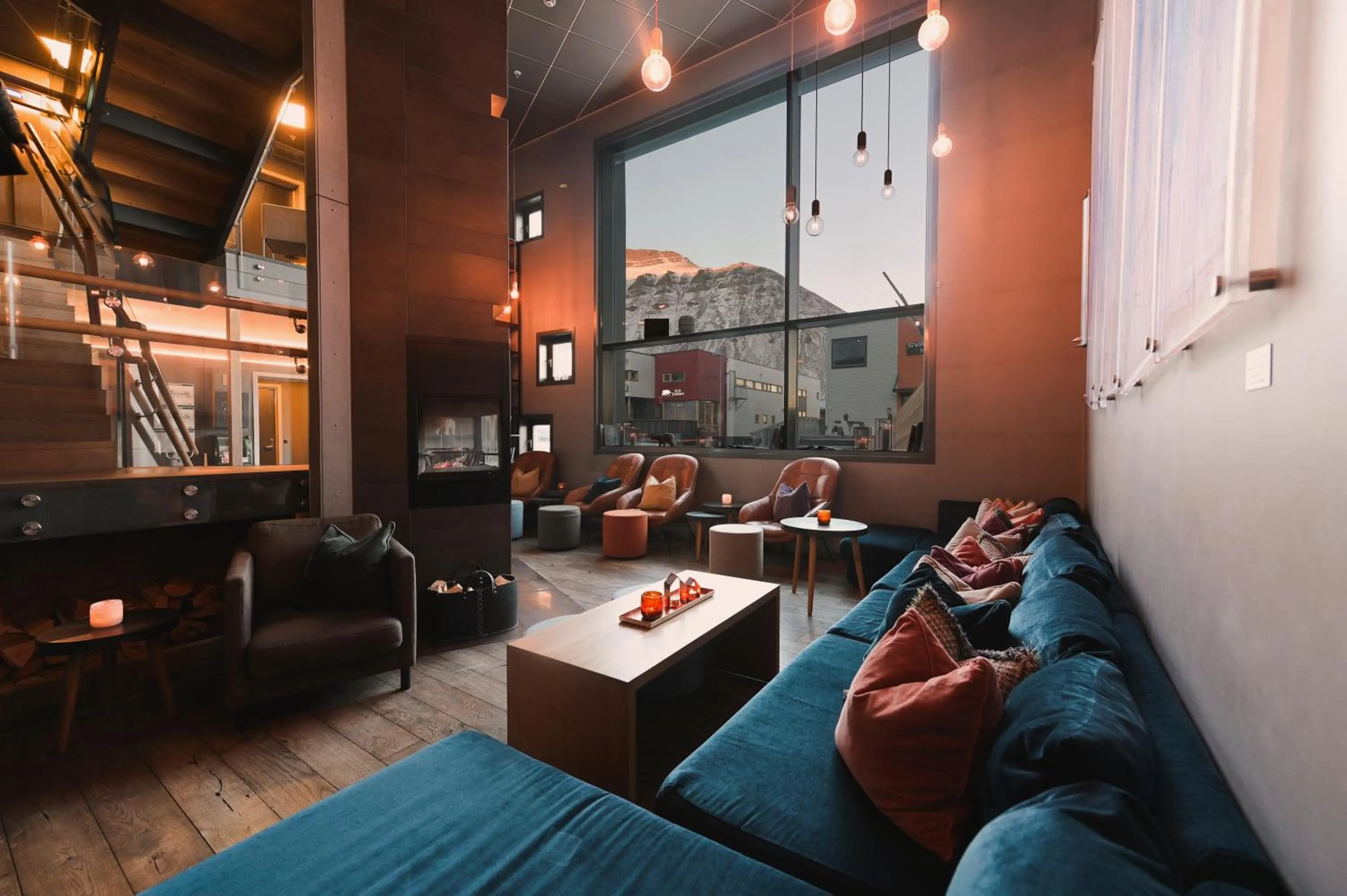 Lobby or reception in Svalbard Hotell | Polfareren