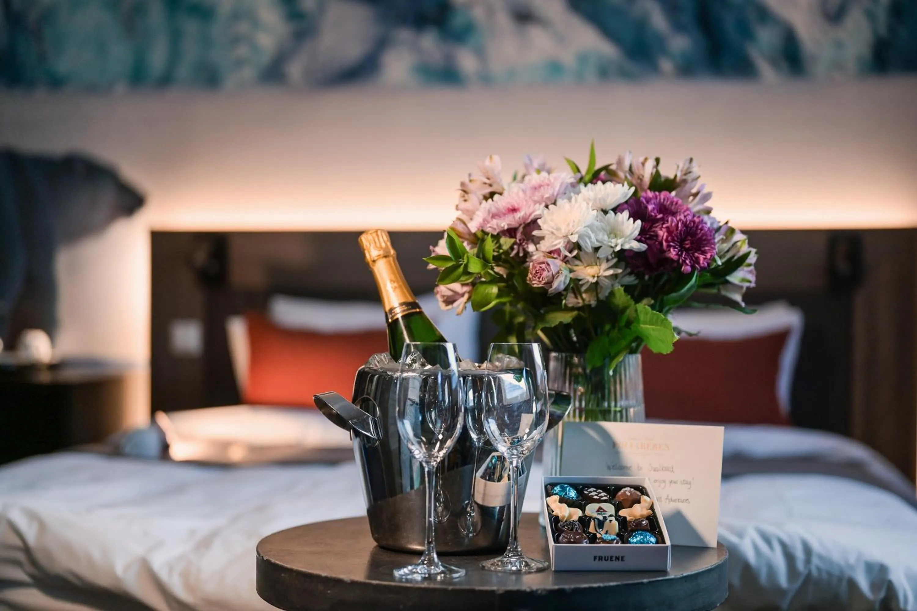room service, Bed in Svalbard Hotell | Polfareren