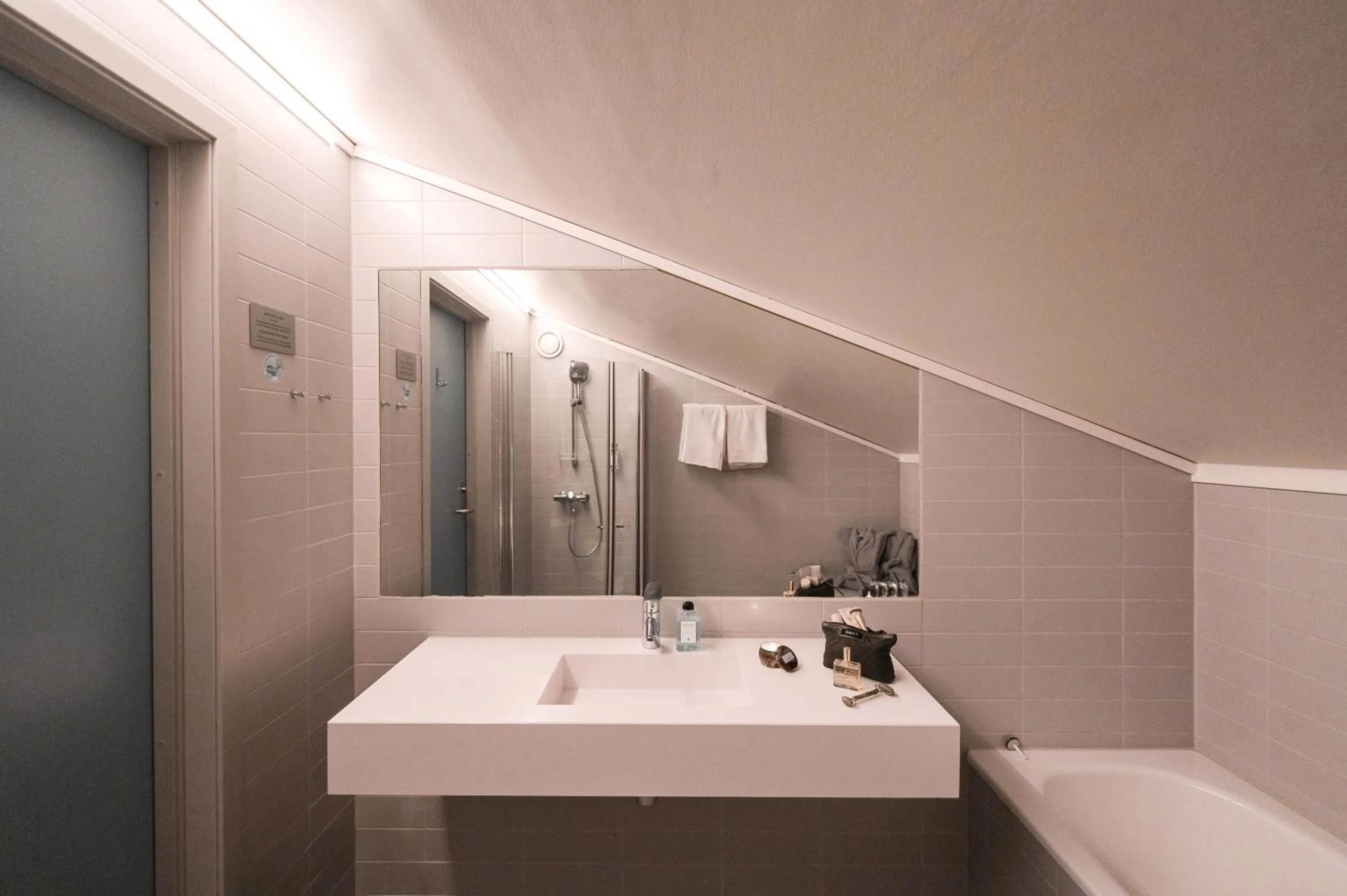 Bathroom in Svalbard Hotell | Polfareren