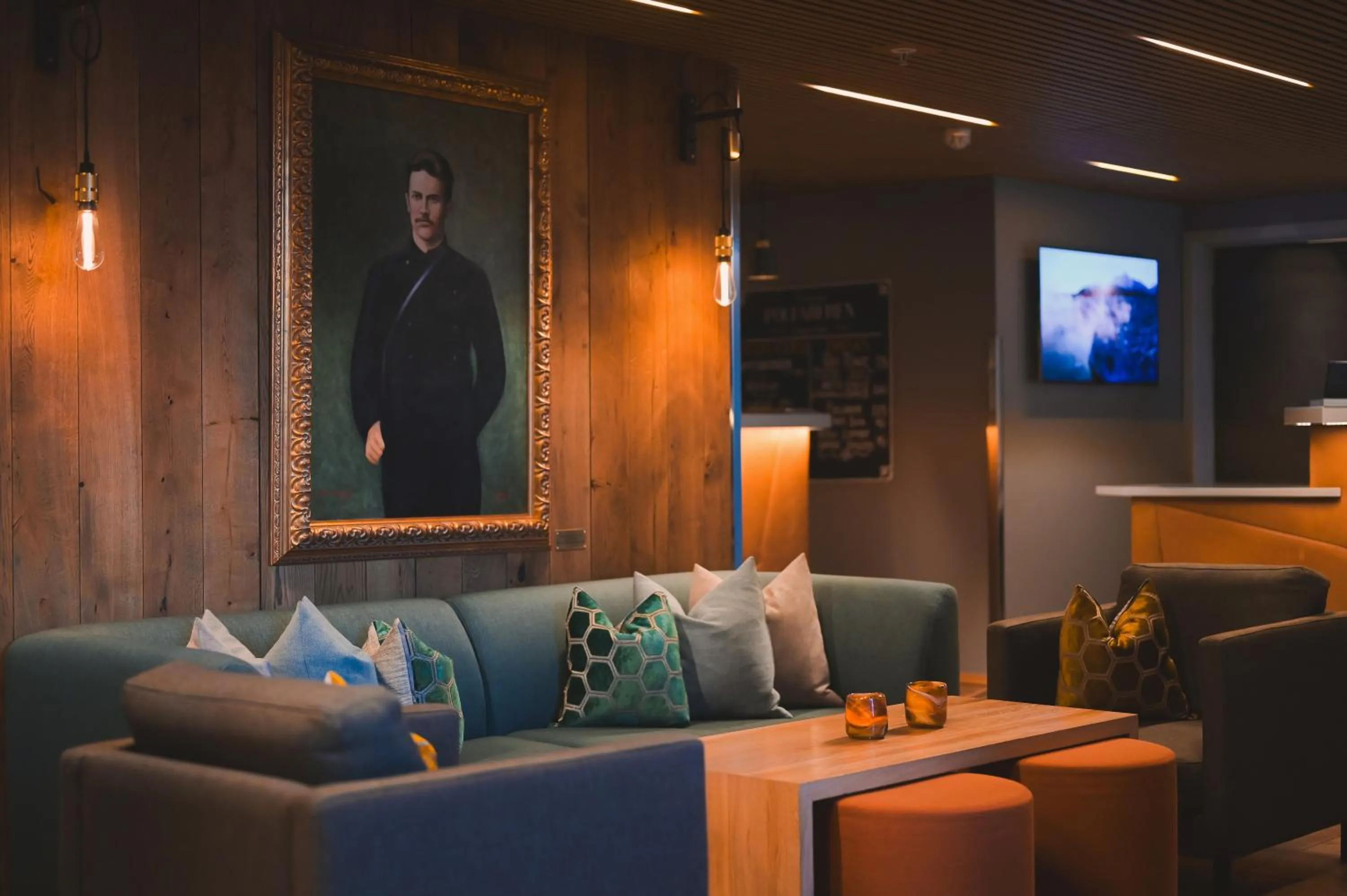 Lobby or reception in Svalbard Hotell | Polfareren