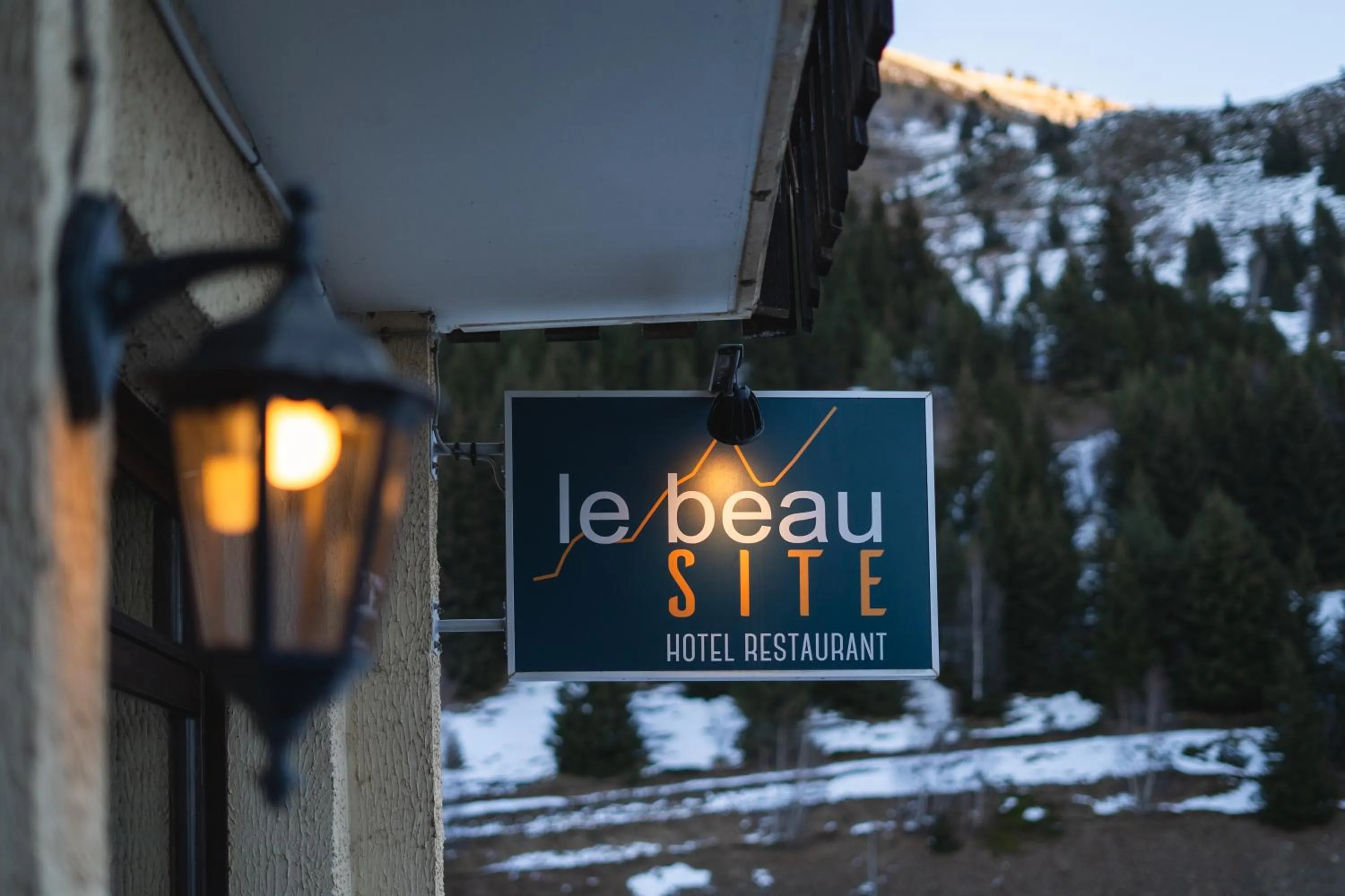 Logo/Certificate/Sign in Hotel Le Beau Site