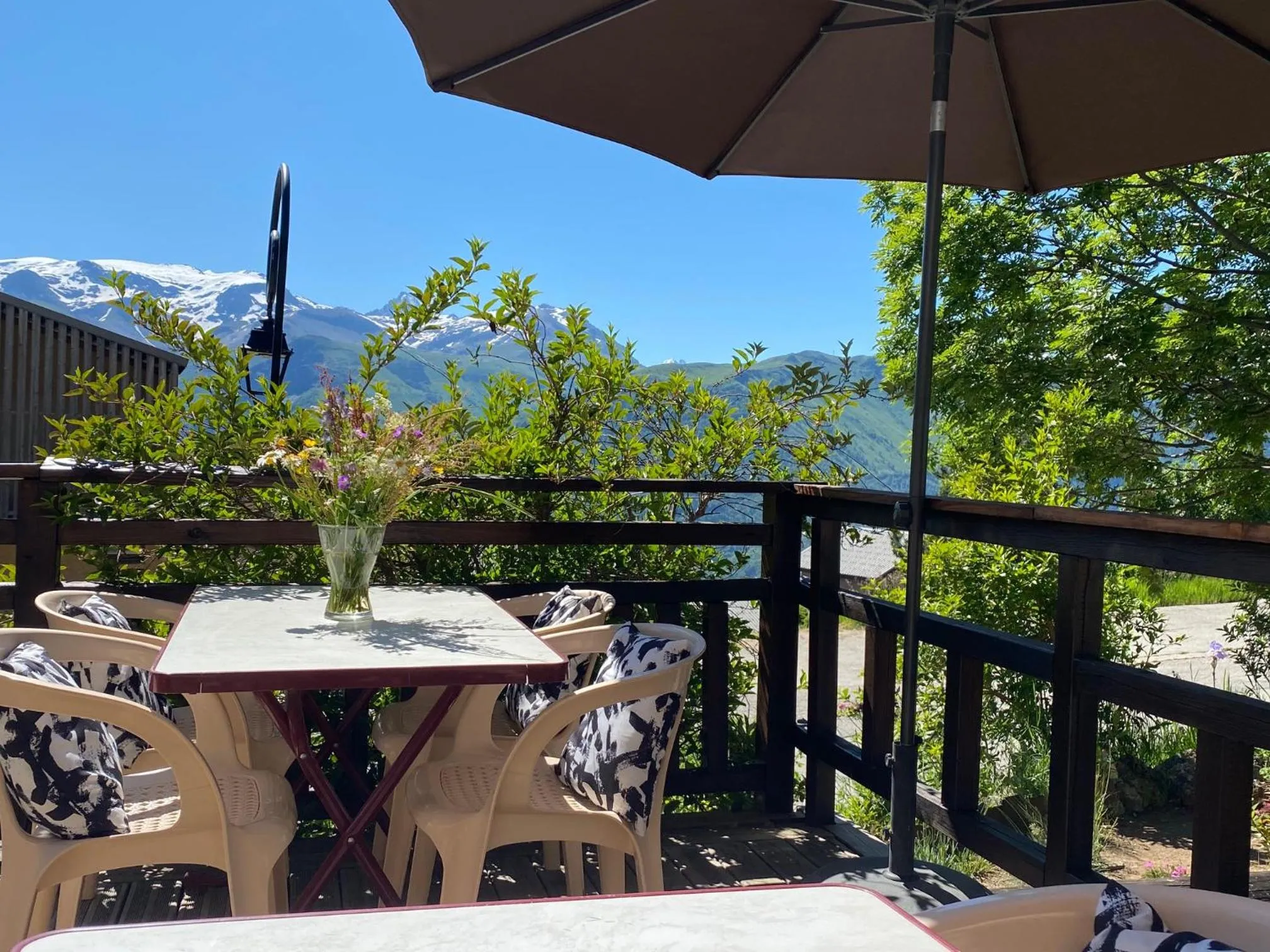 Patio in Hotel Le Beau Site