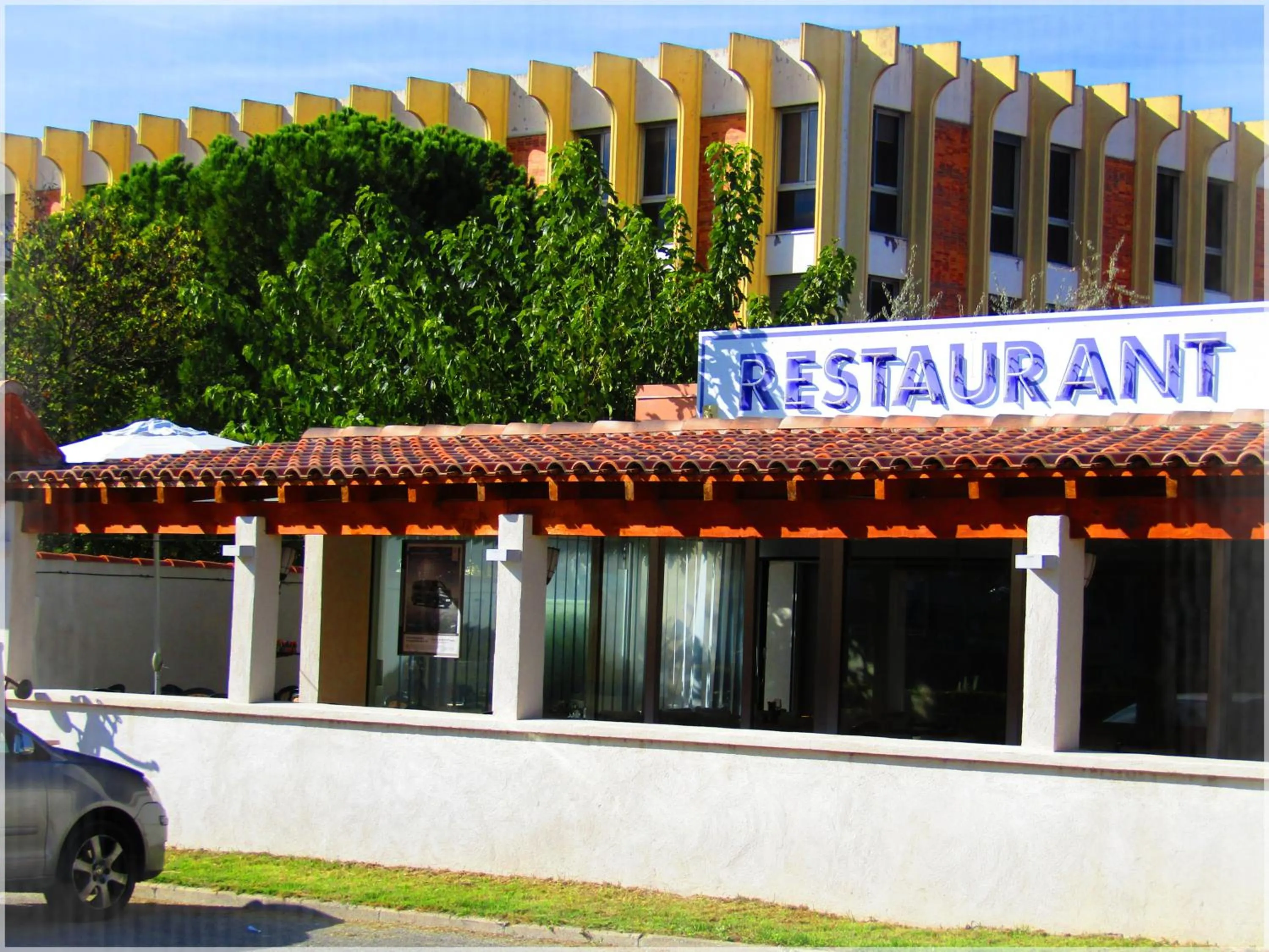 Restaurant/places to eat in Aix Hotel