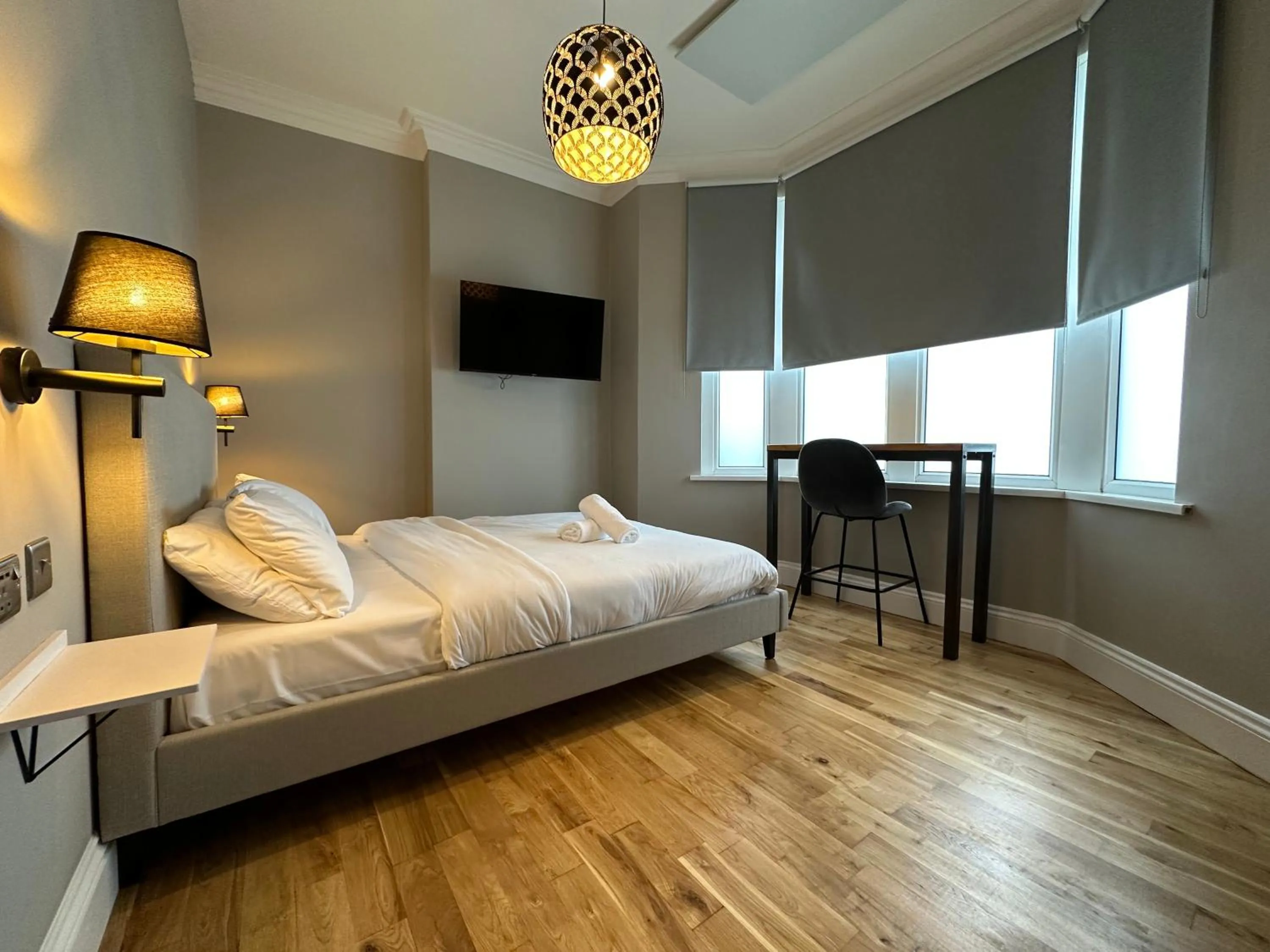 Photo of the whole room, Bed in The Riverhouse