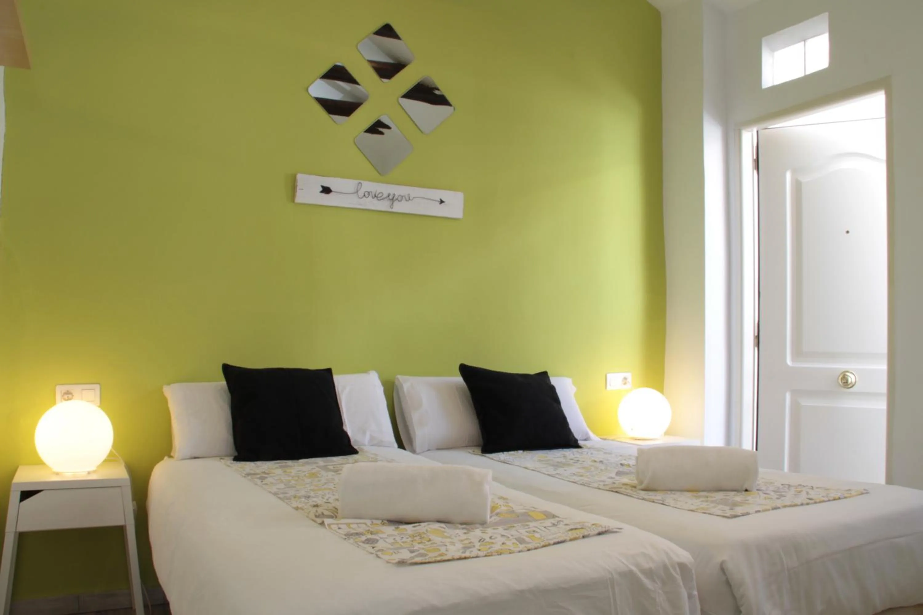 Bedroom, Bed in Apartamentos Nest Flats Paseo de los Tristes