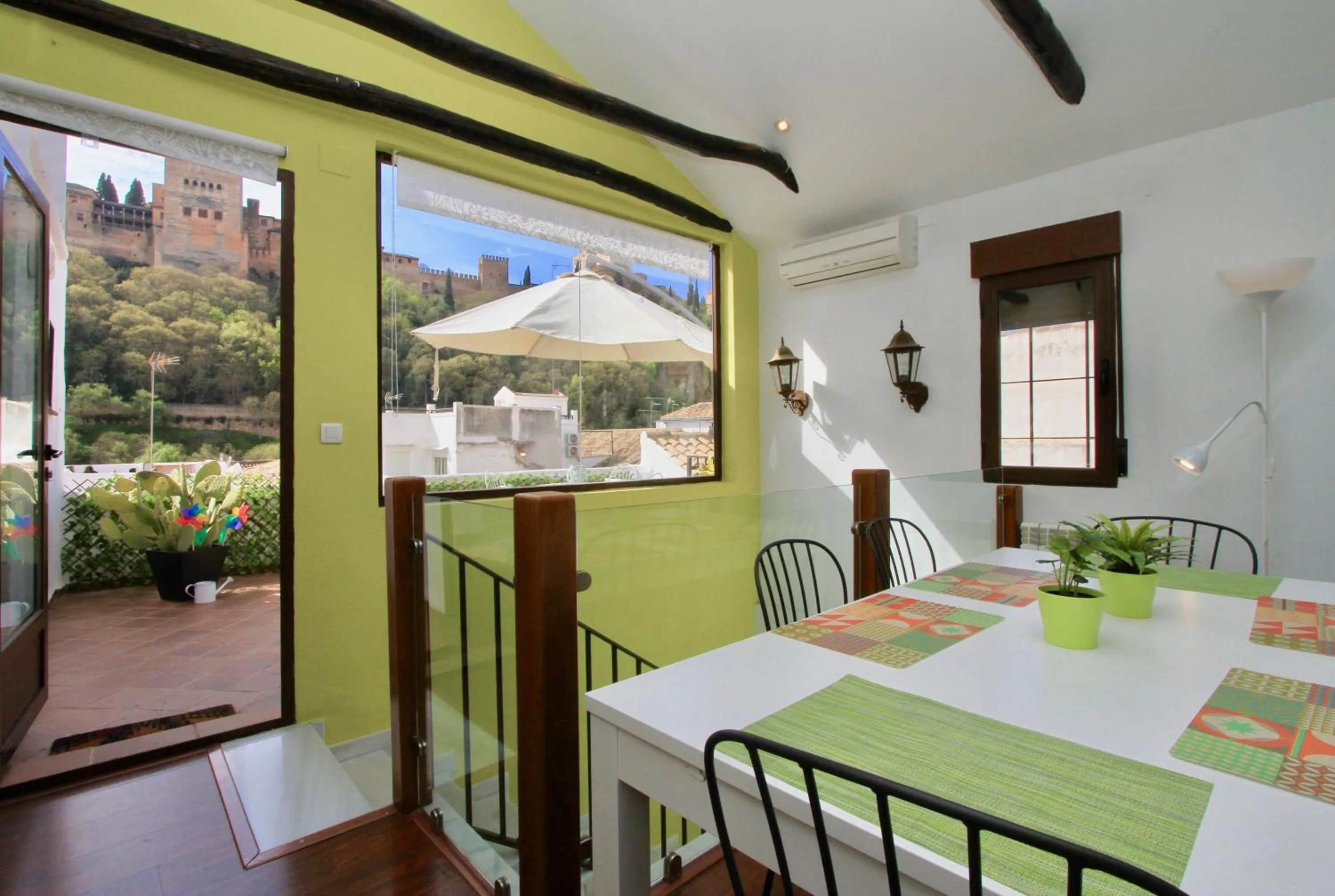 Spring in Apartamentos Nest Flats Paseo de los Tristes