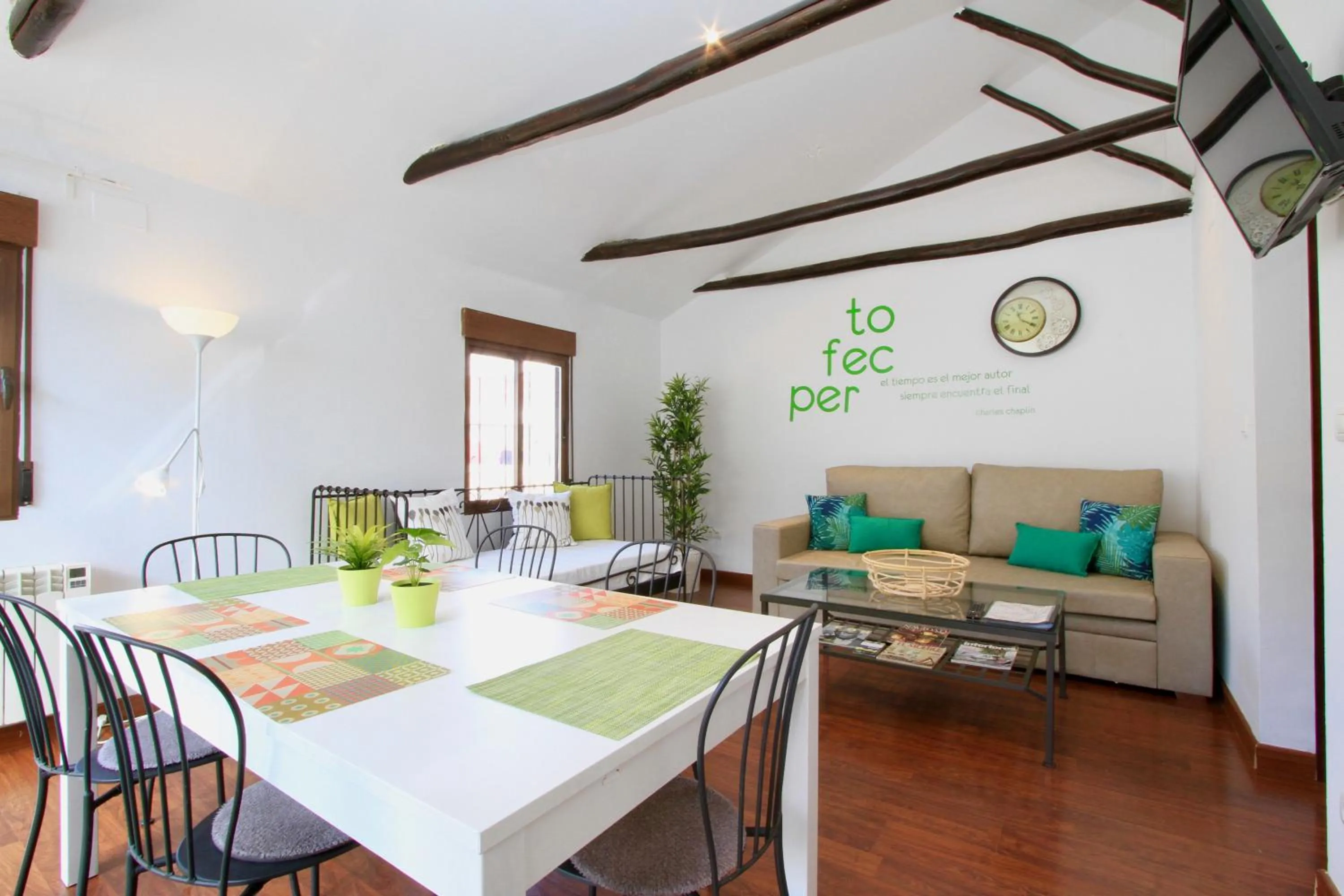 TV and multimedia in Apartamentos Nest Flats Paseo de los Tristes