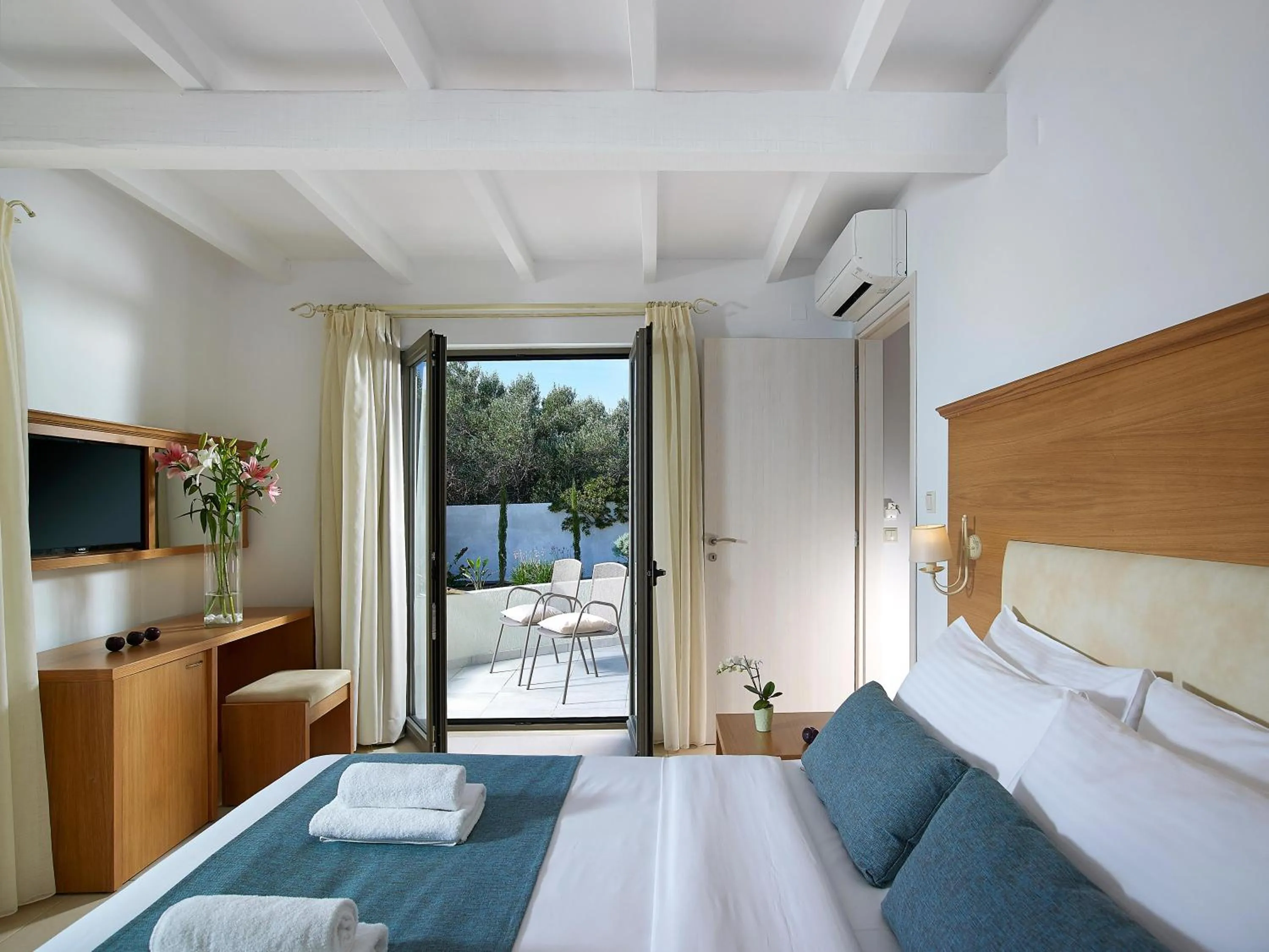 Photo of the whole room, Bed in Coriva Beach Hotel & Bungalows