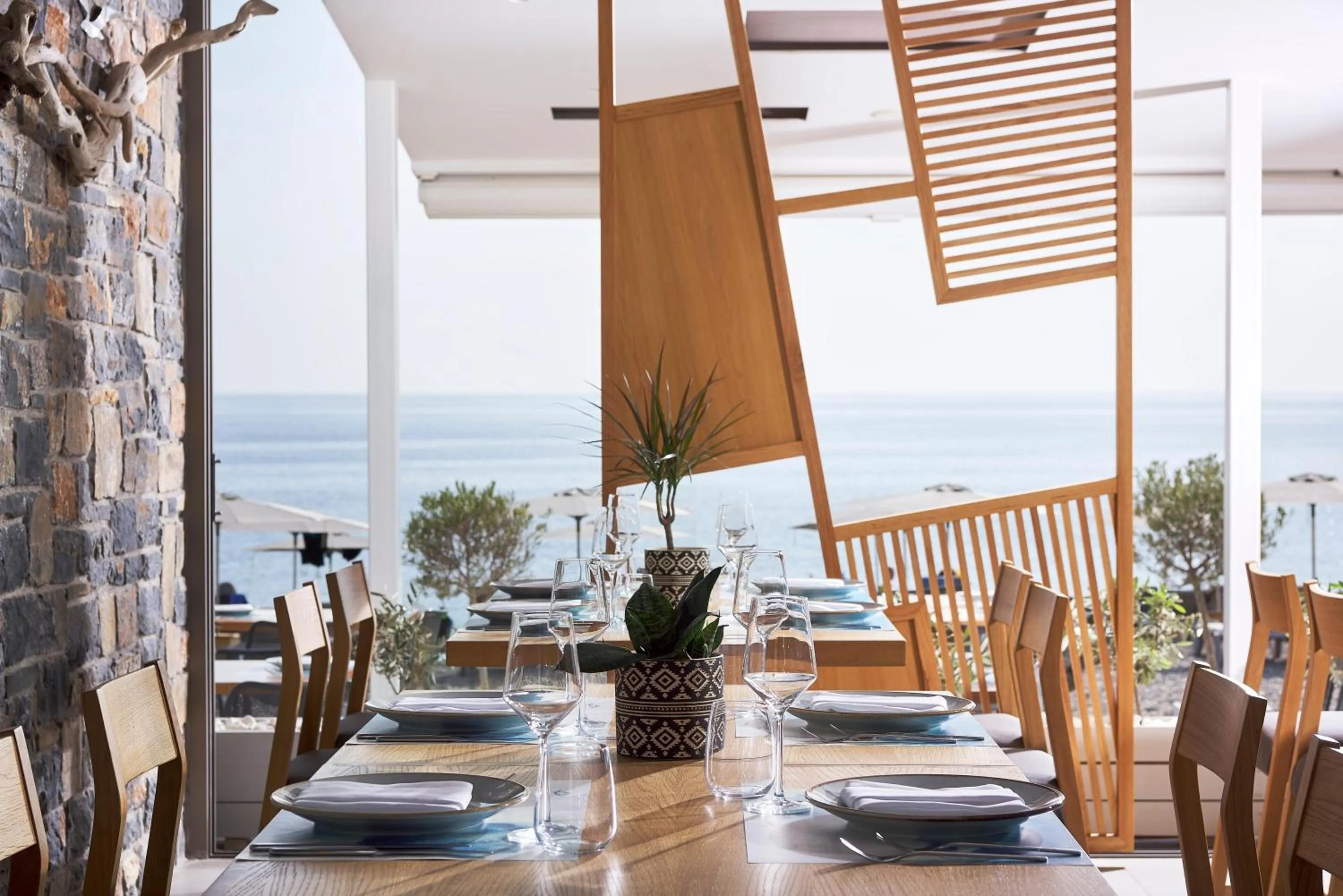Restaurant/places to eat in Coriva Beach Hotel & Bungalows