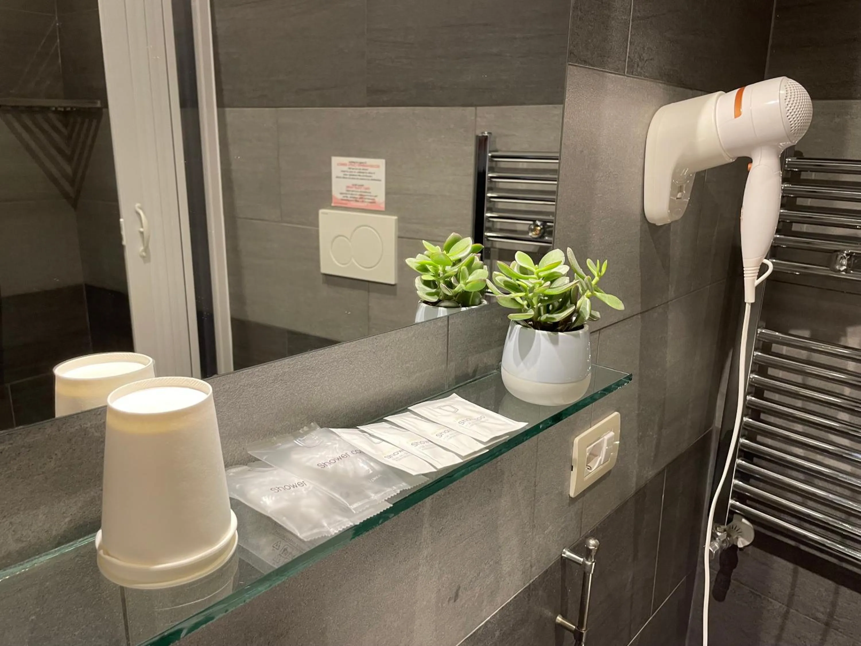 Bathroom in Roman Holidays Rooms Otranto