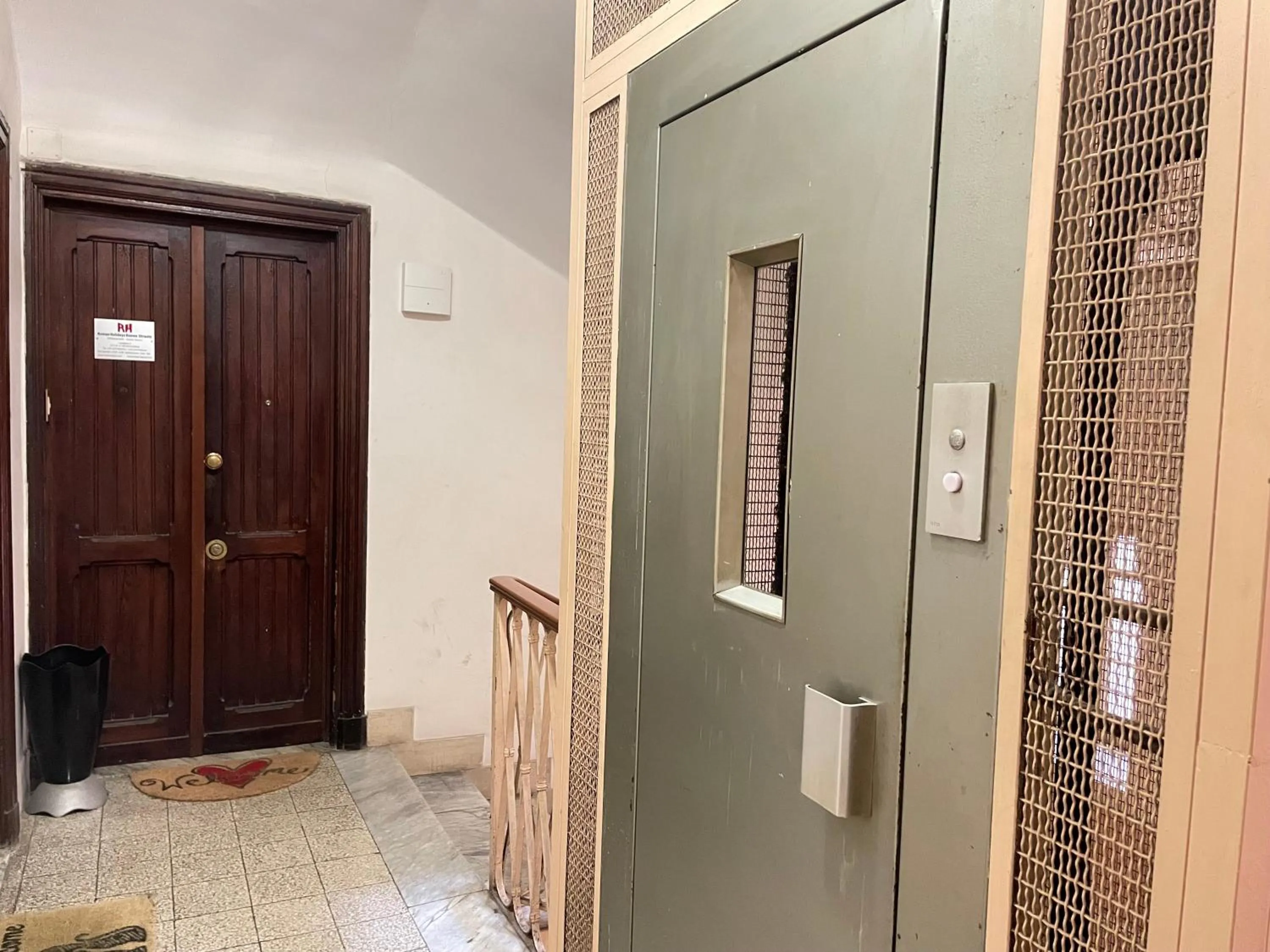 elevator in Roman Holidays Rooms Otranto