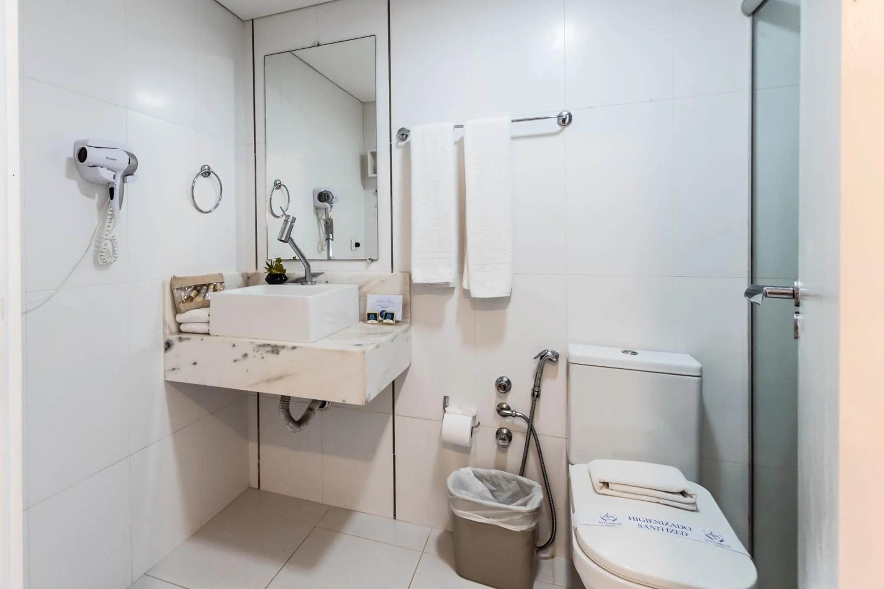 Toilet in Hotel VillaReal Guaratuba - Caieiras