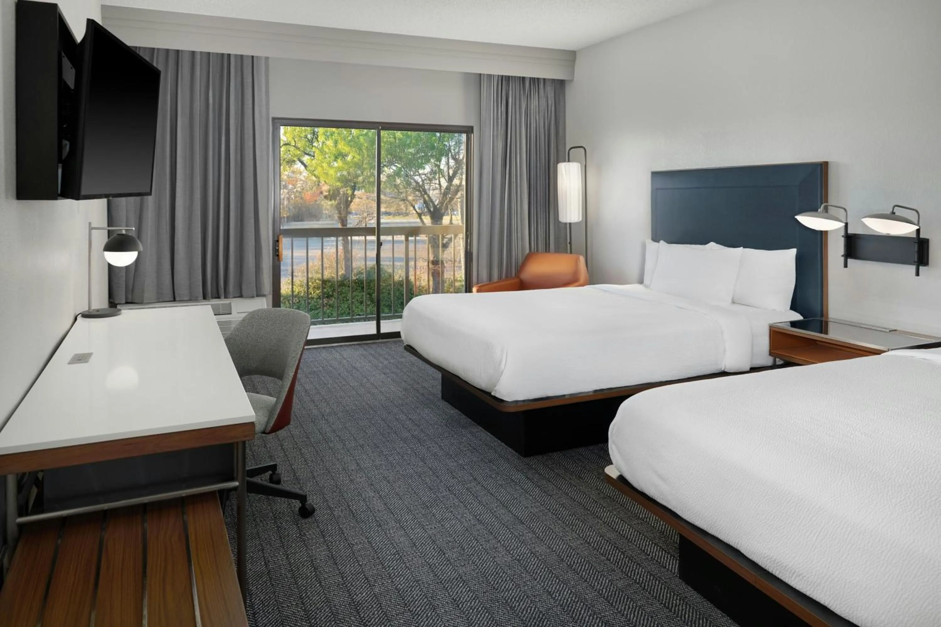 Photo of the whole room, Bed in Courtyard by Marriott Huntsville University Drive