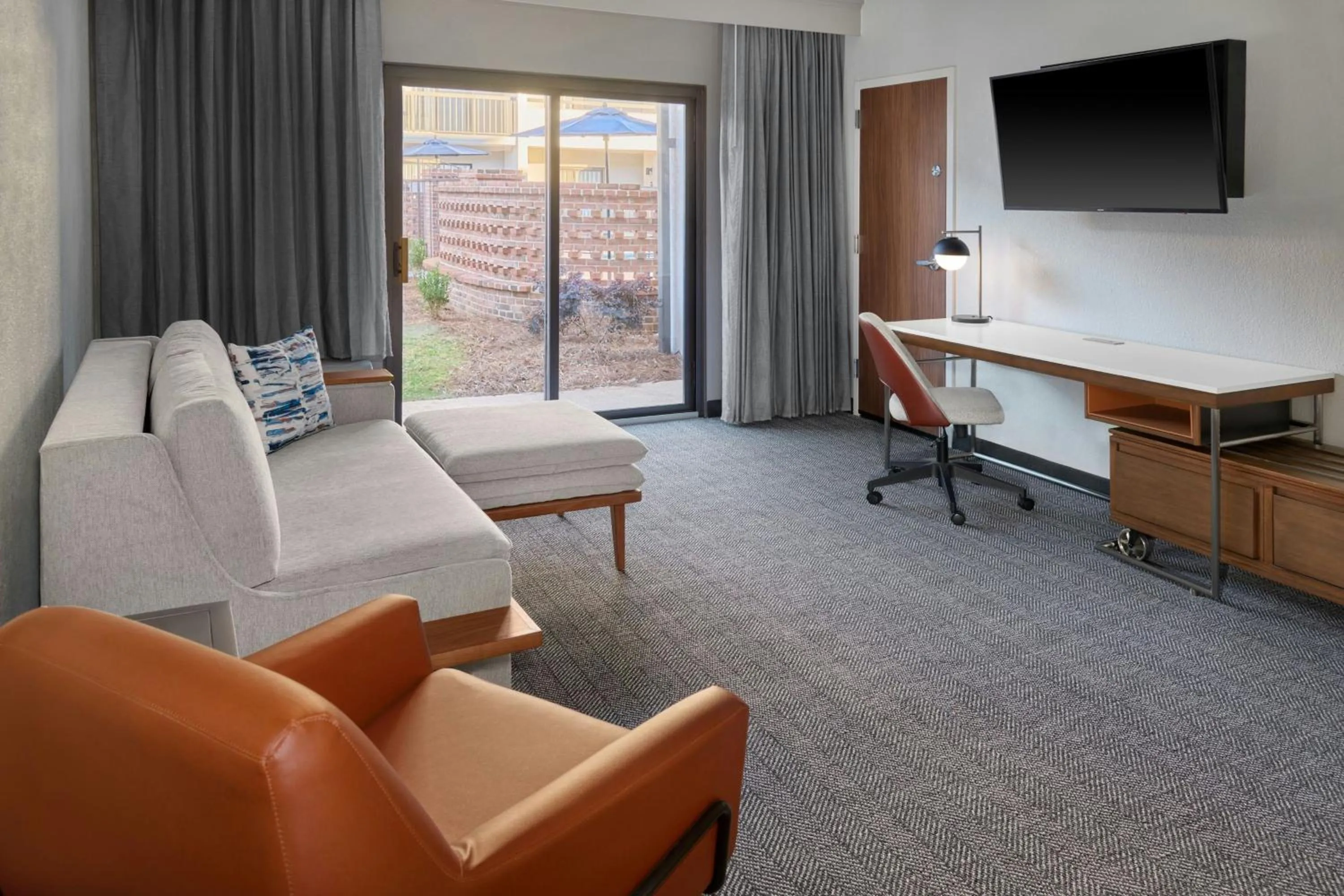 Living room in Courtyard by Marriott Huntsville University Drive