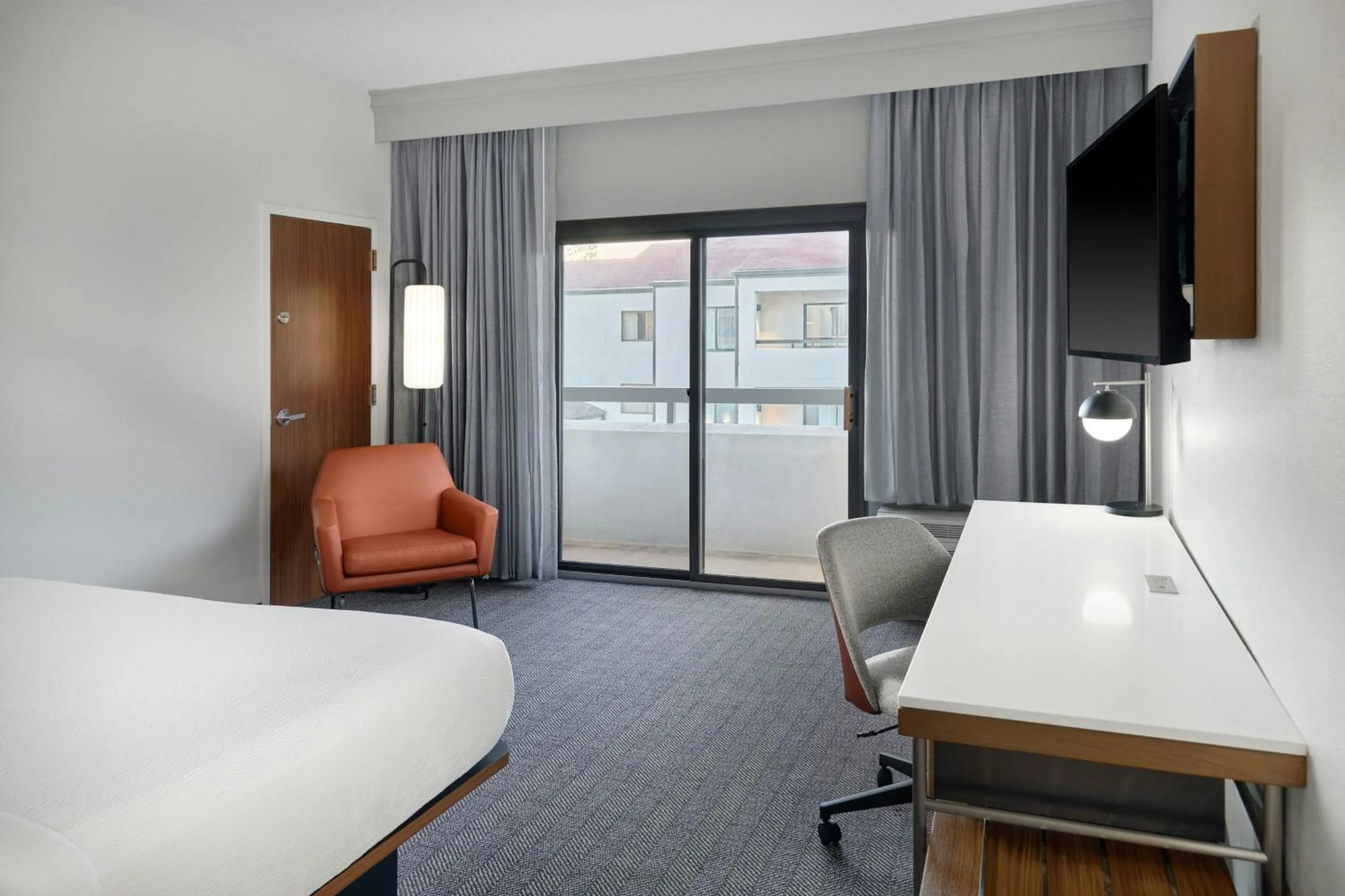 Photo of the whole room, Bed in Courtyard by Marriott Huntsville University Drive