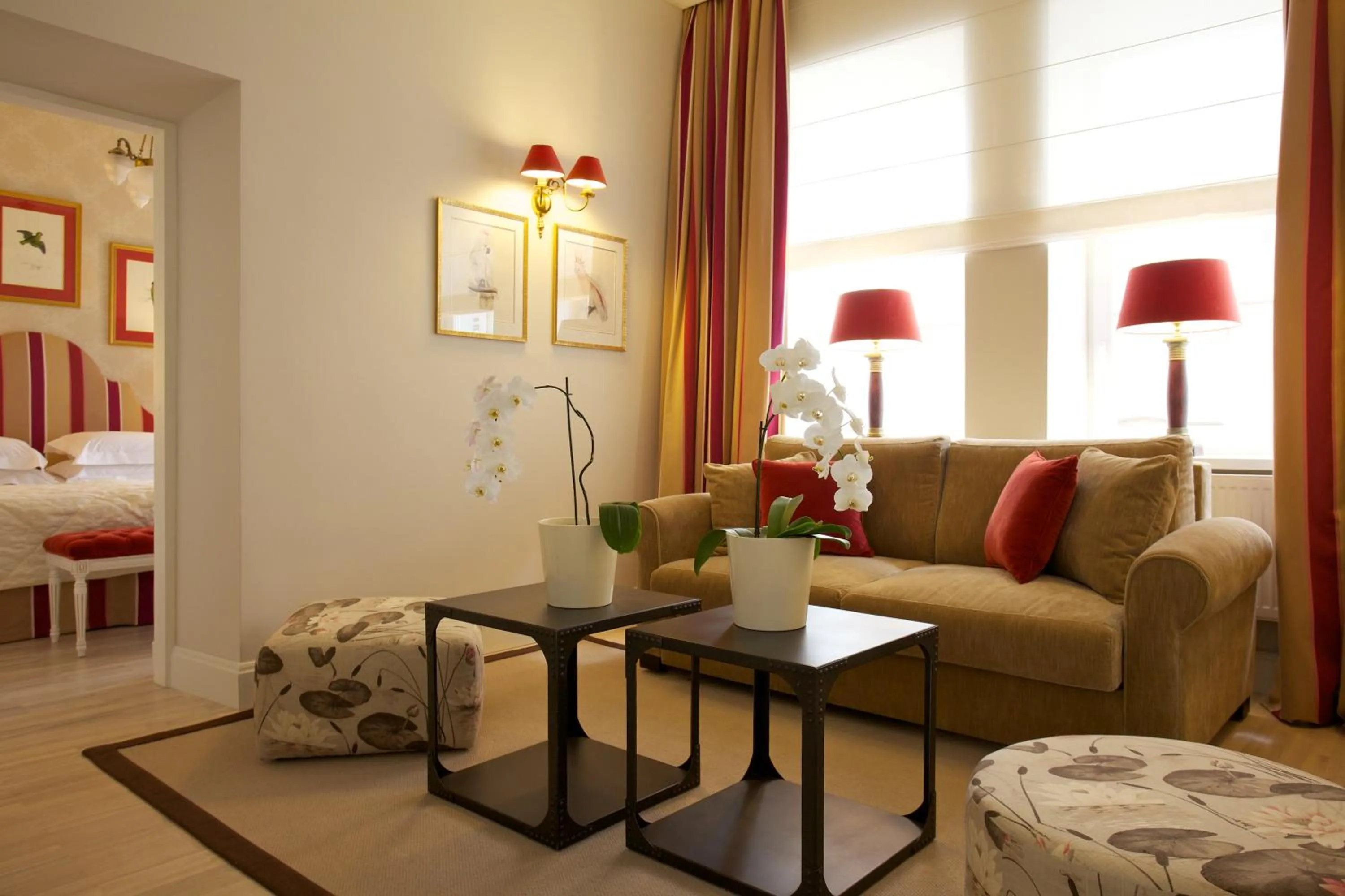 Living room, Bed in Hotel Apia