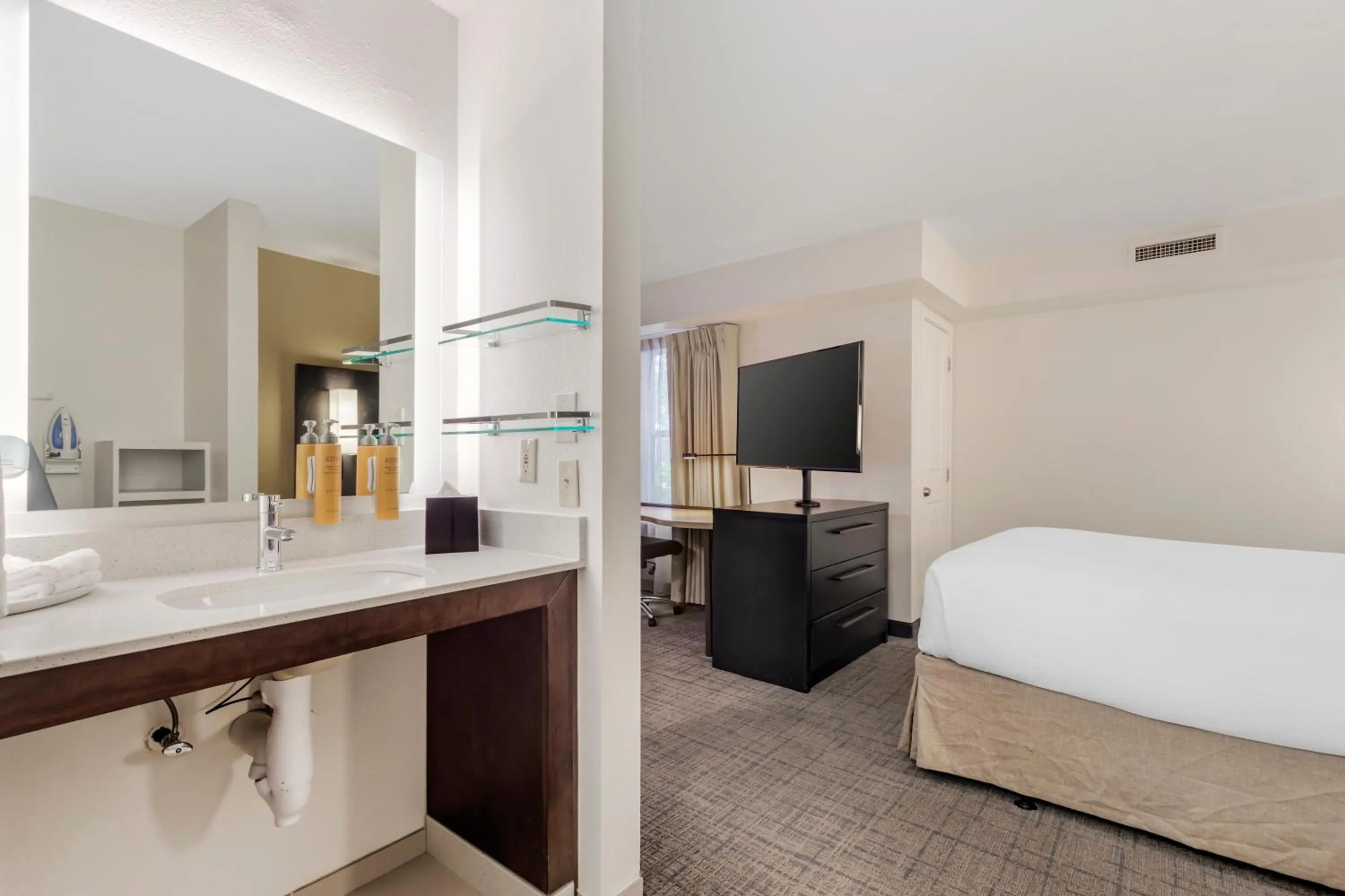 Bathroom, Bed in Sonesta ES Suites Fairfax Fair Lakes