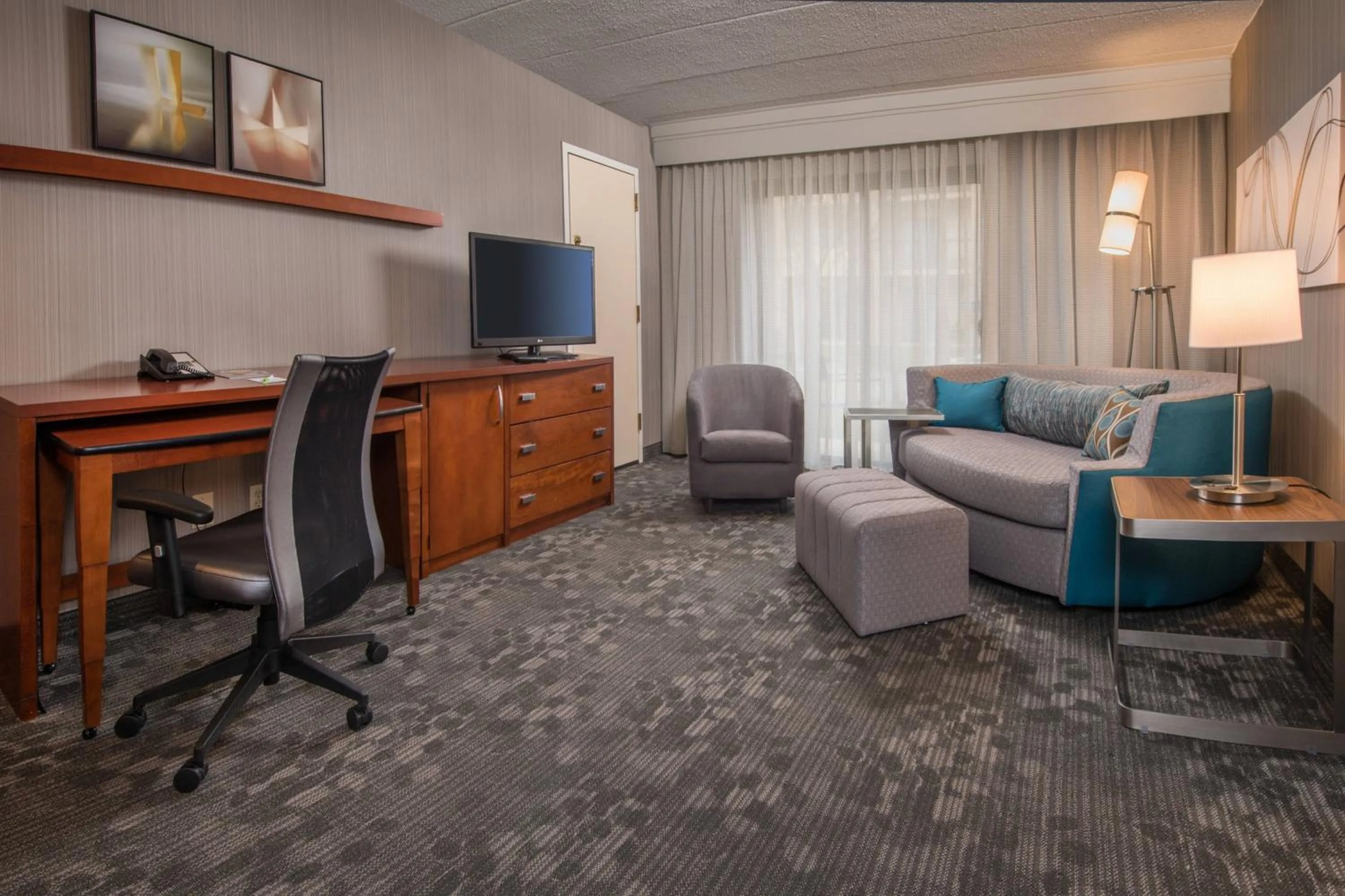 Living room in Courtyard by Marriott Fairfax Fair Oaks