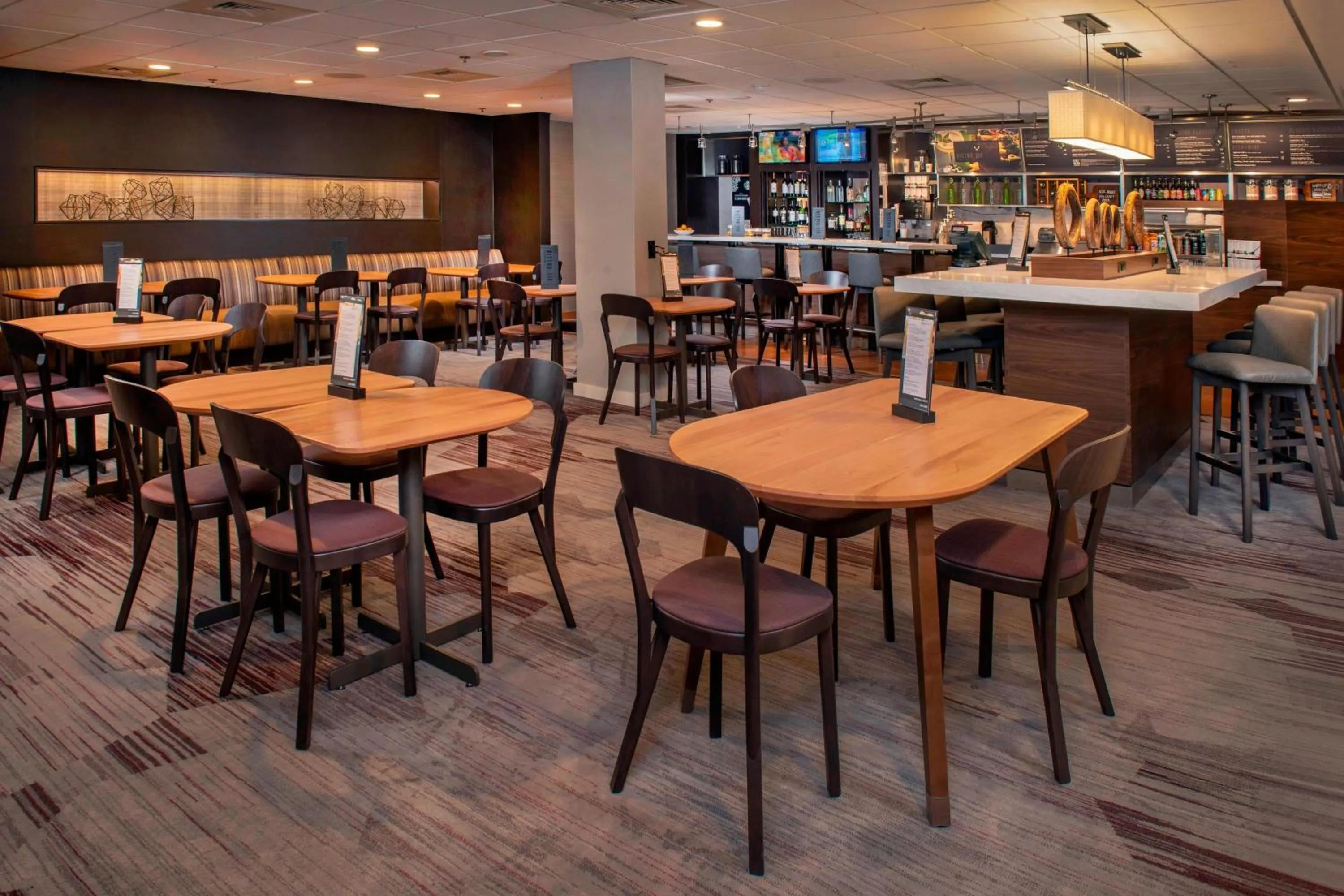 Restaurant/places to eat in Courtyard Wilmington Downtown