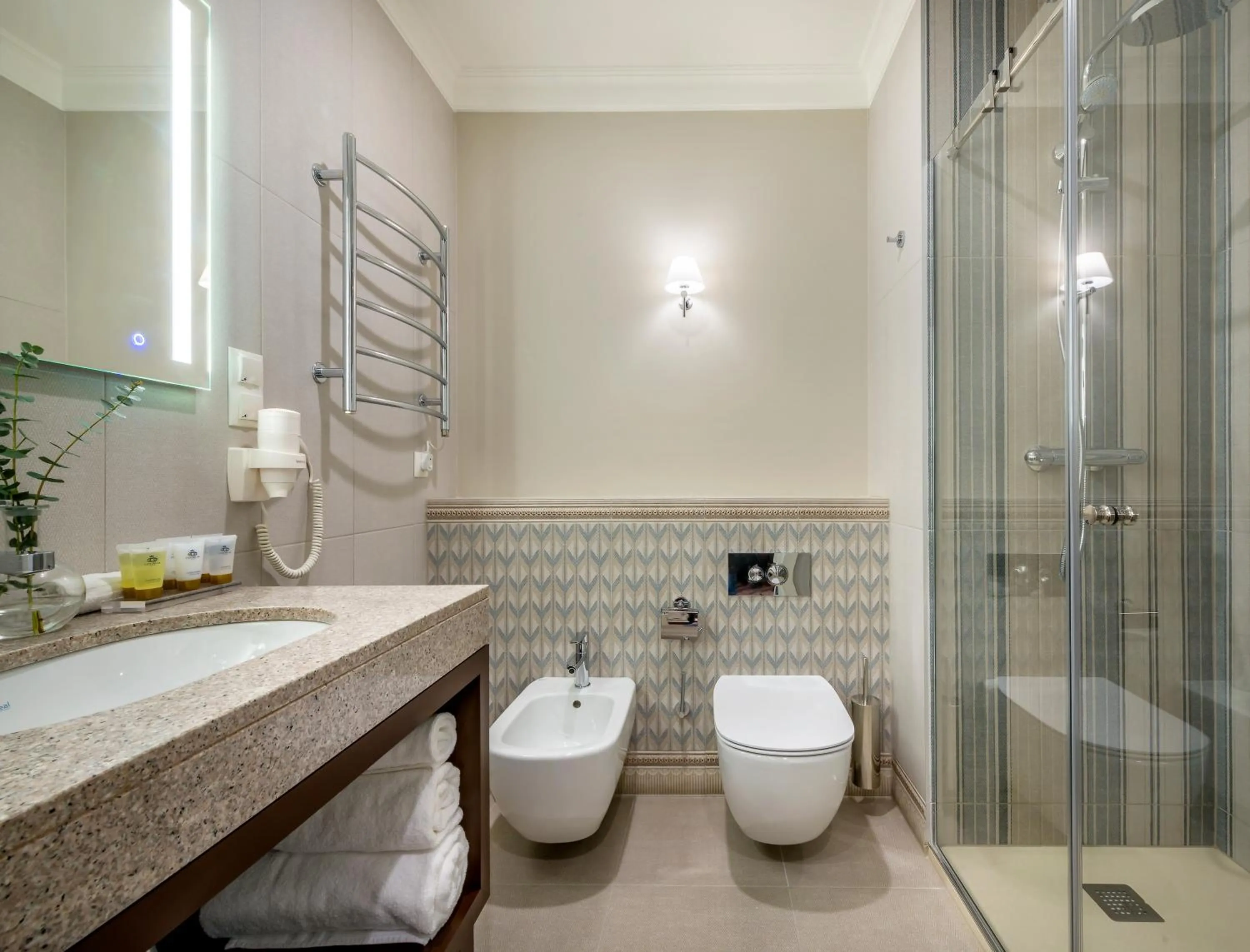Shower in Ratonda Centrum Hotels