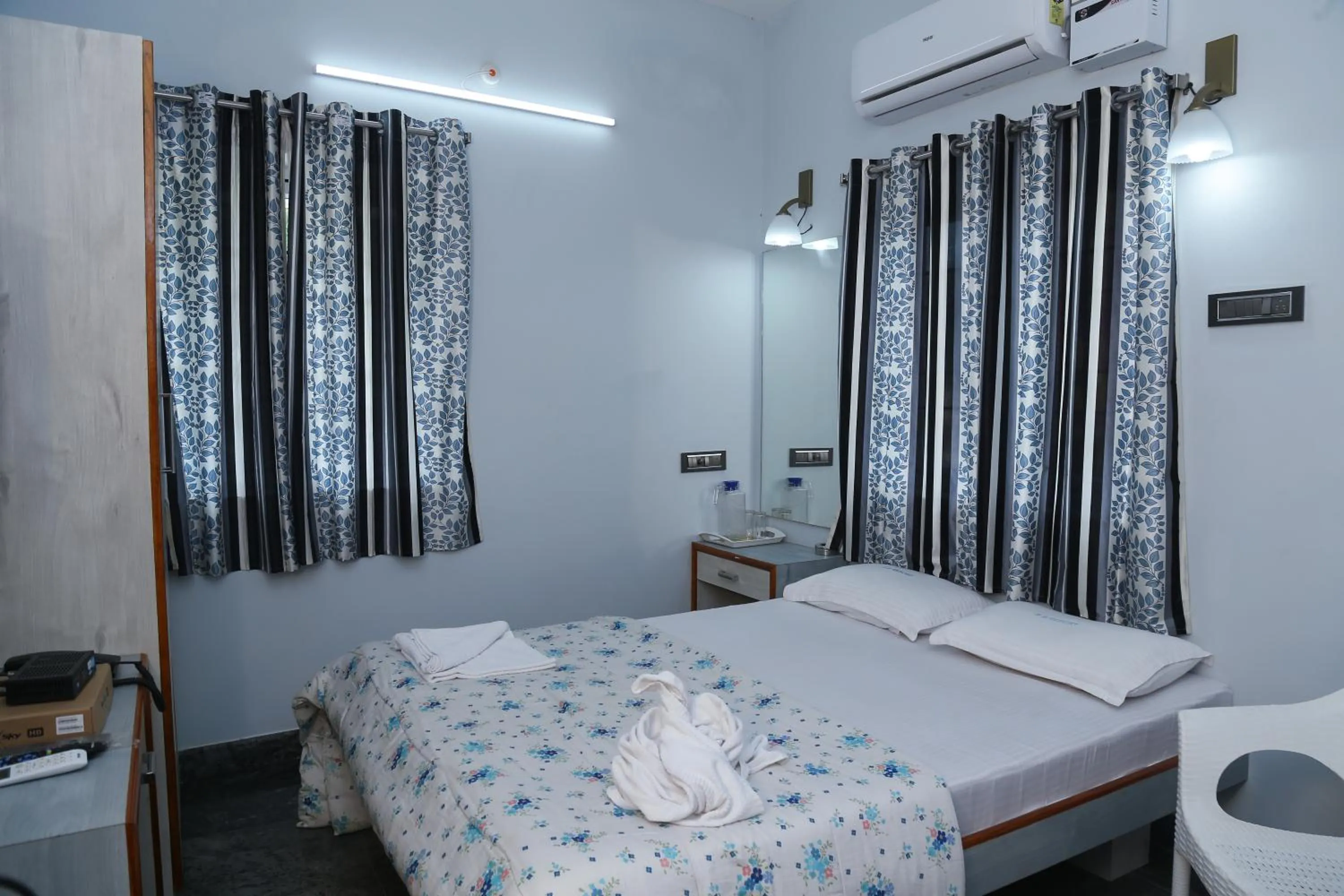 Restaurant/places to eat, Bed in P A Resort