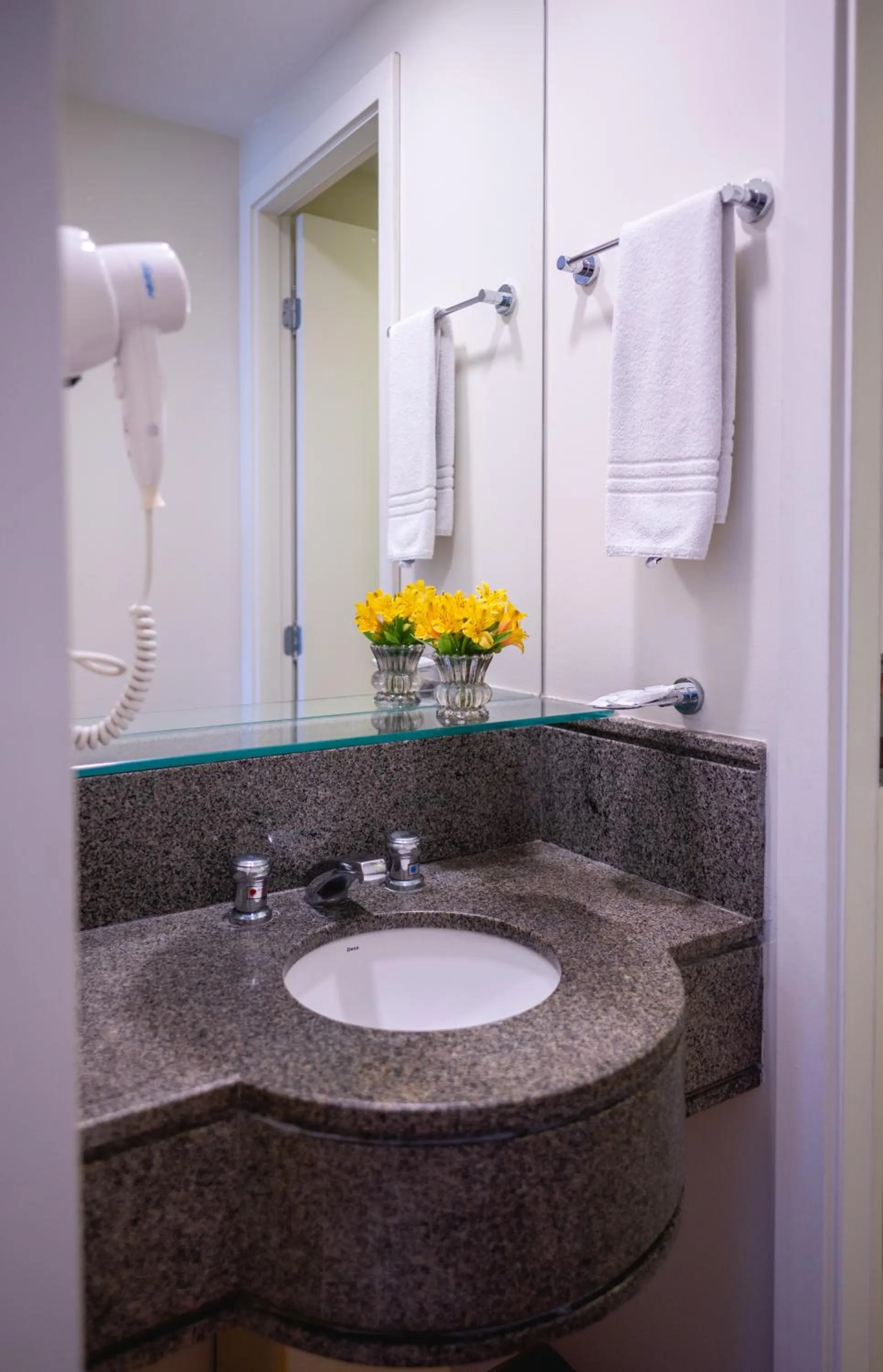 Bathroom in eSuítes Congonhas by Atlantica