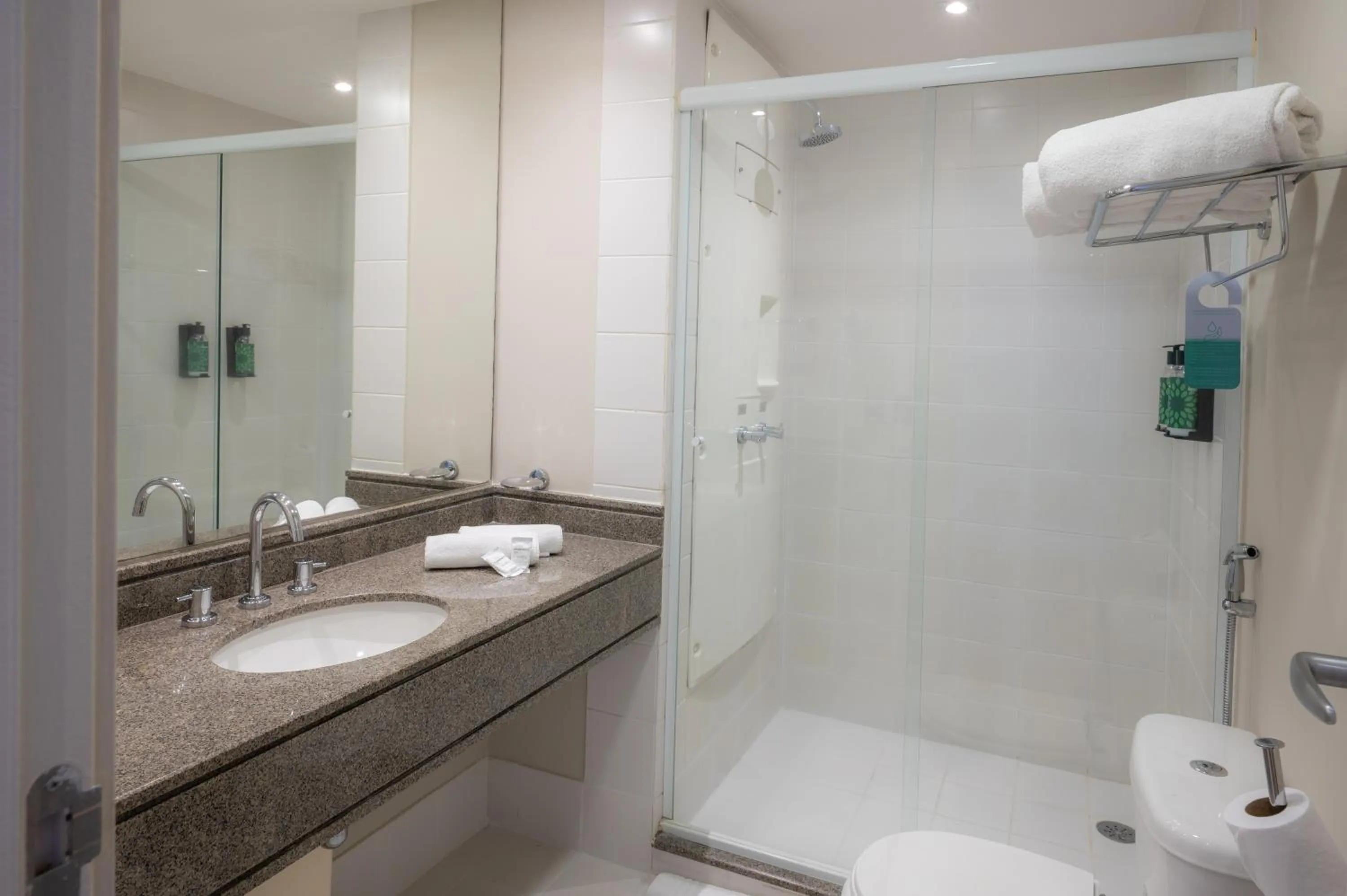 Shower in eSuítes Congonhas by Atlantica