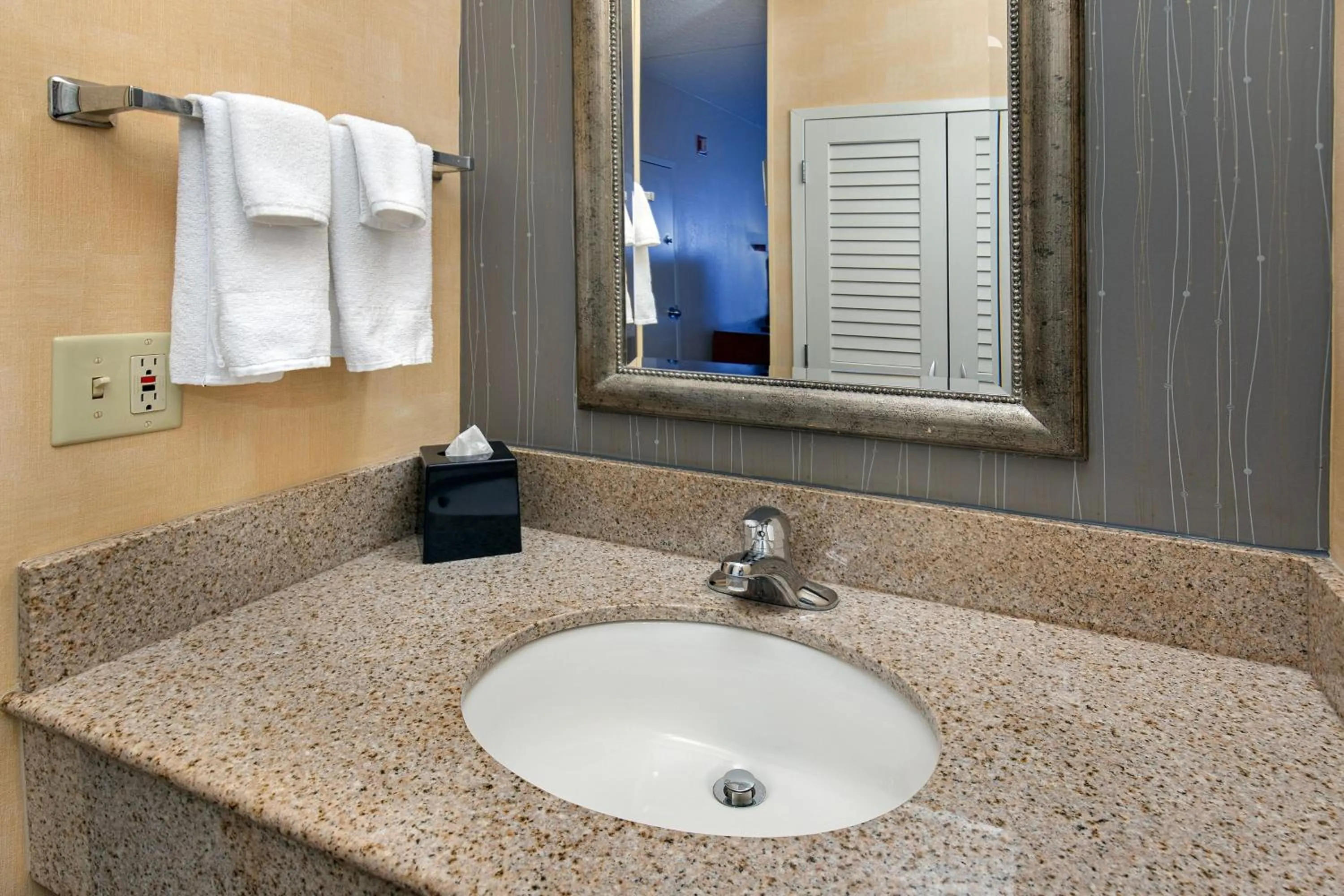 Bathroom in Courtyard by Marriott Lexington North