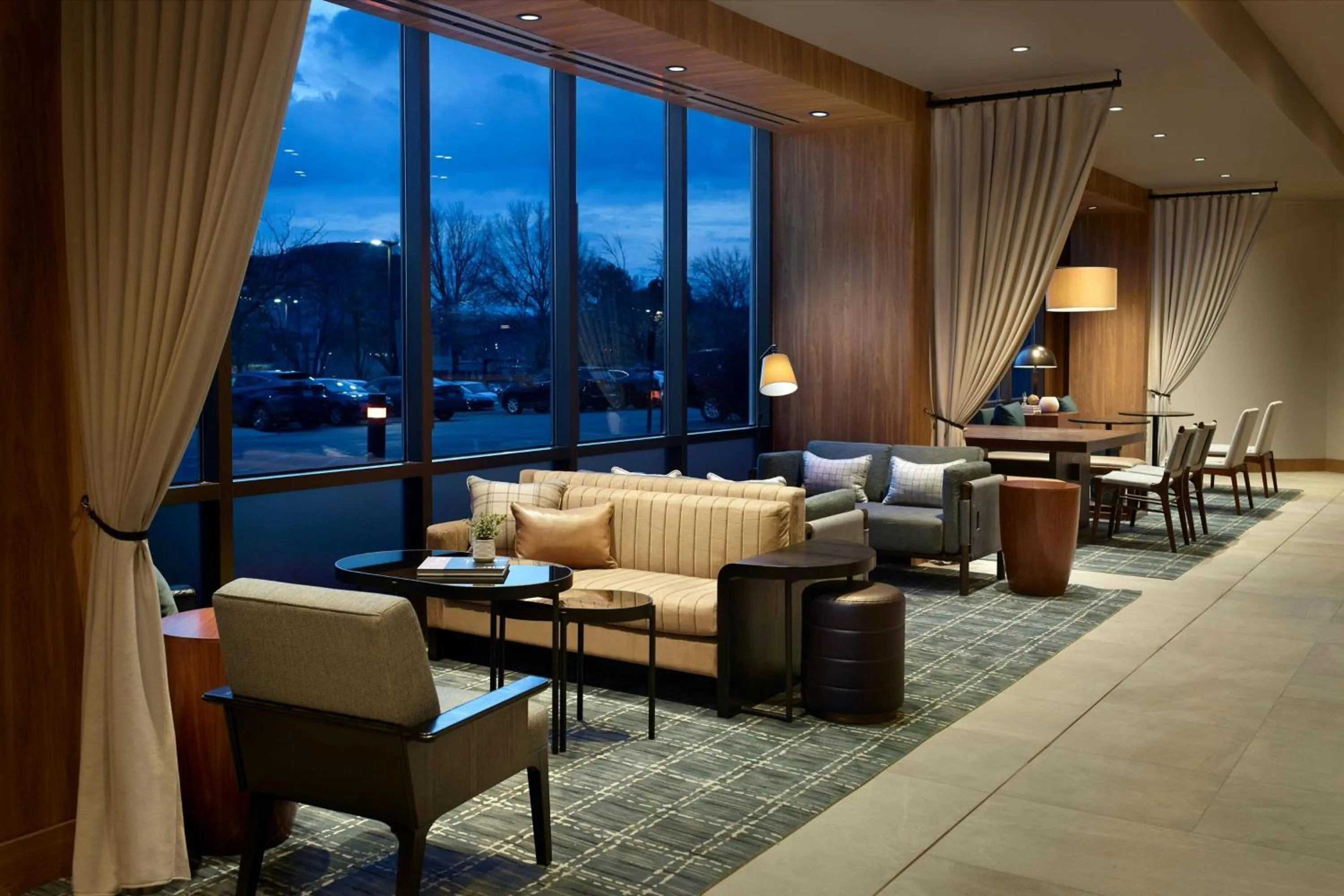 Lounge or bar in Marriott Kansas City Overland Park