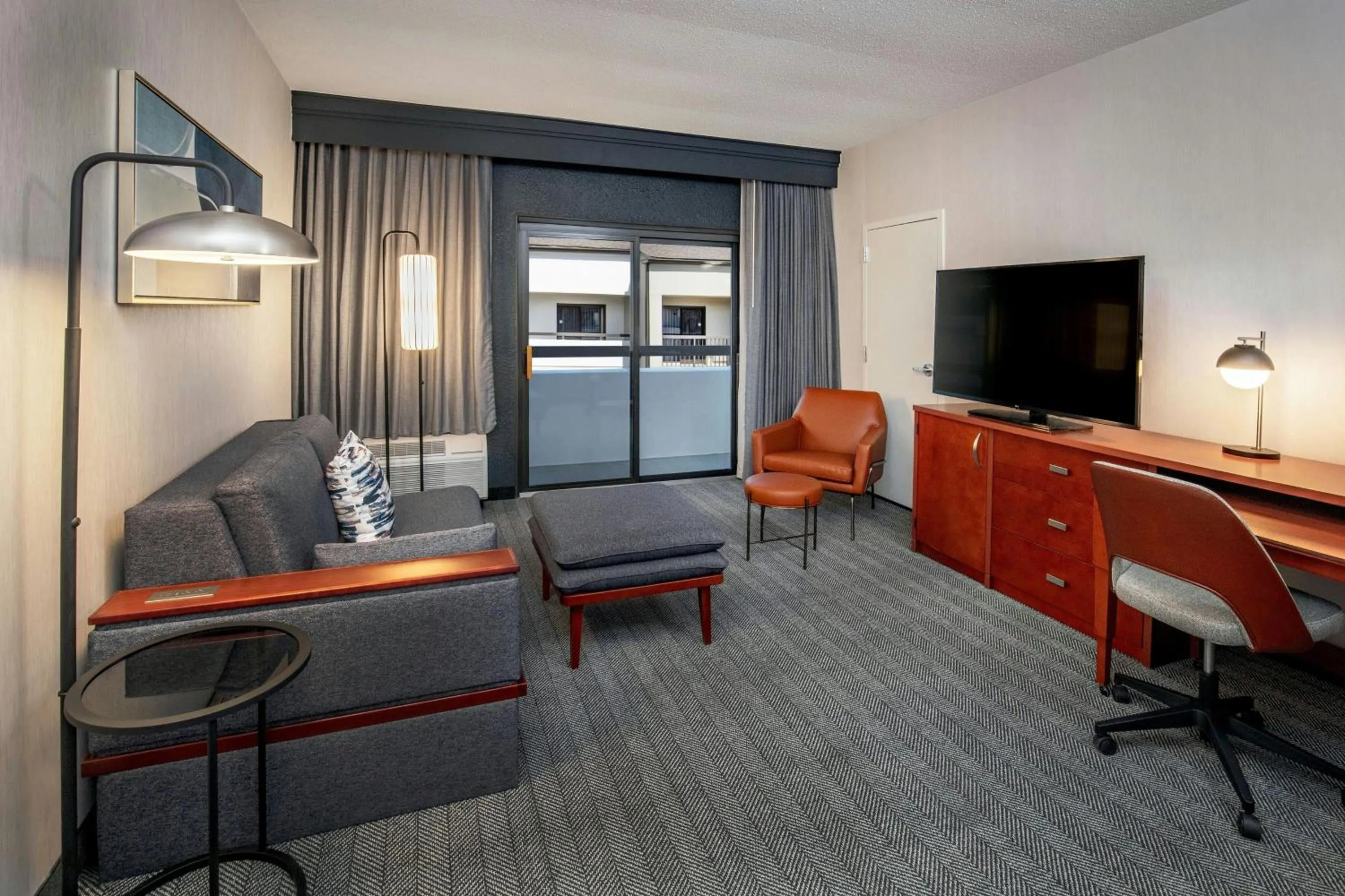 Living room in Courtyard by Marriott Boston Andover