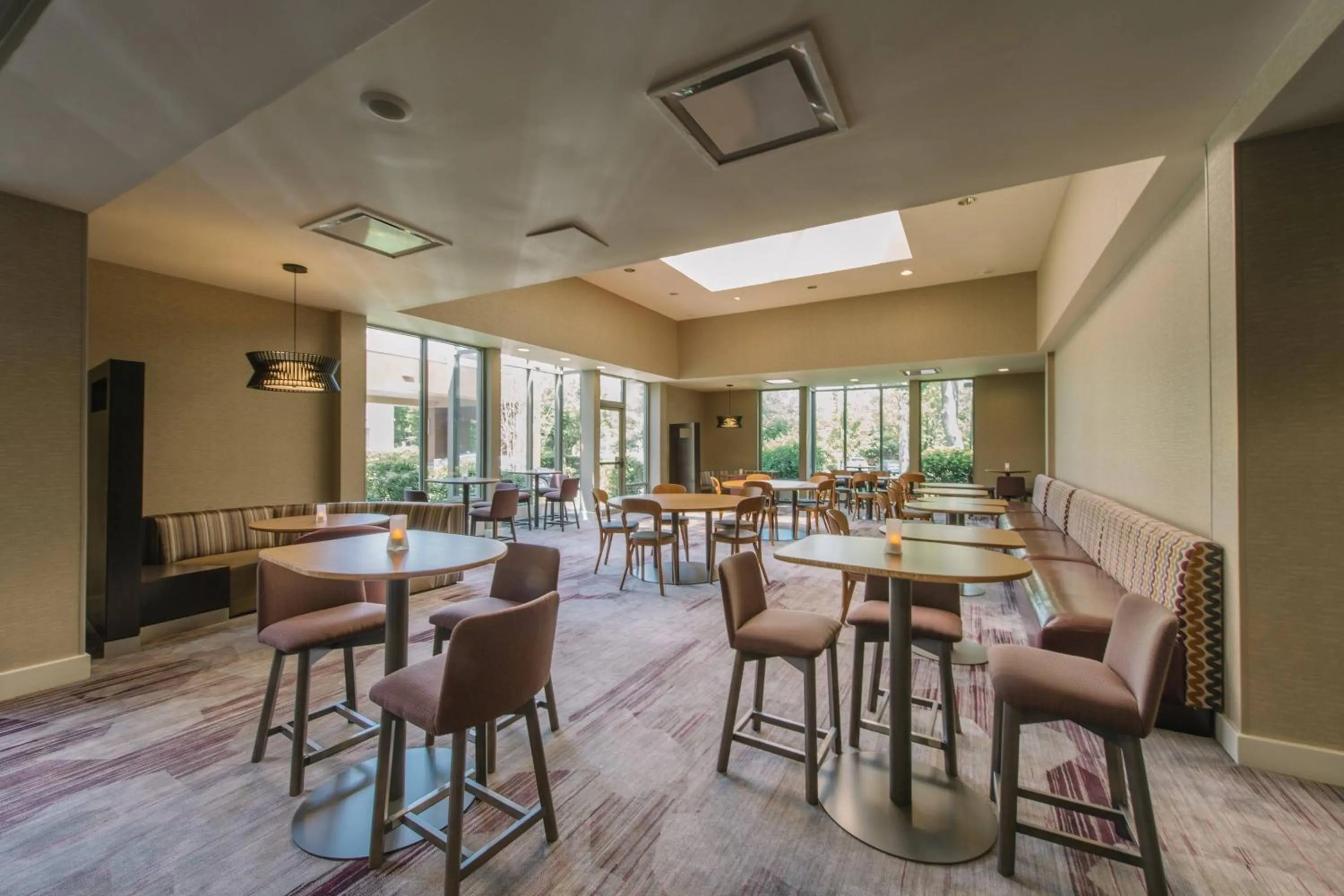 Restaurant/places to eat in Courtyard by Marriott Nashua