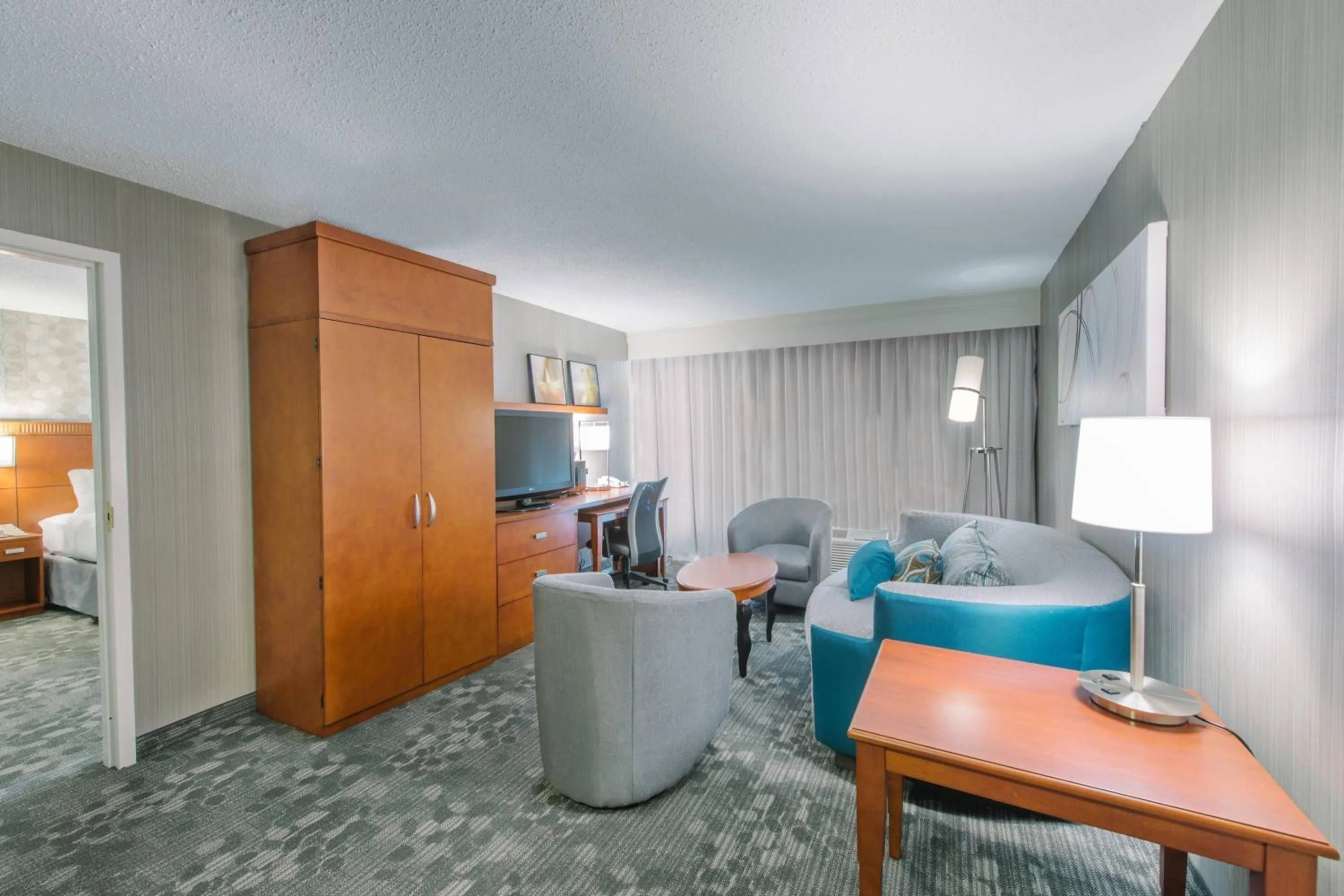 Living room in Courtyard by Marriott Nashua