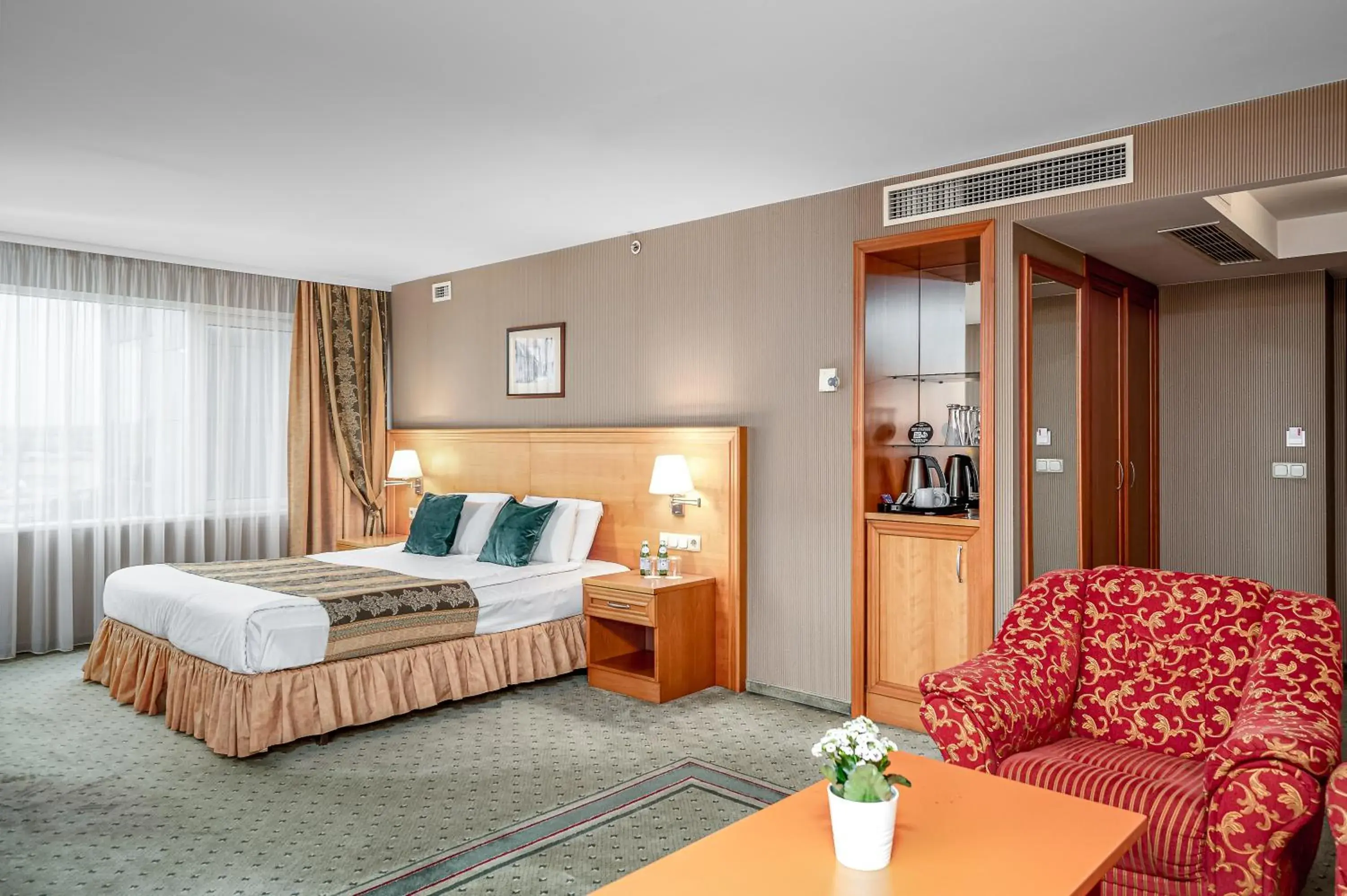 Deluxe Twin Room in VILNIUS PARK PLAZA HOTEL, Restaurant & Terrace, Panorama Bar, Conference & Banquet Center Deluxe Twin Room in VILNIUS PARK PLAZA HOTEL, Restaurant & Terrace, Panorama Bar, Conference & Banquet Center