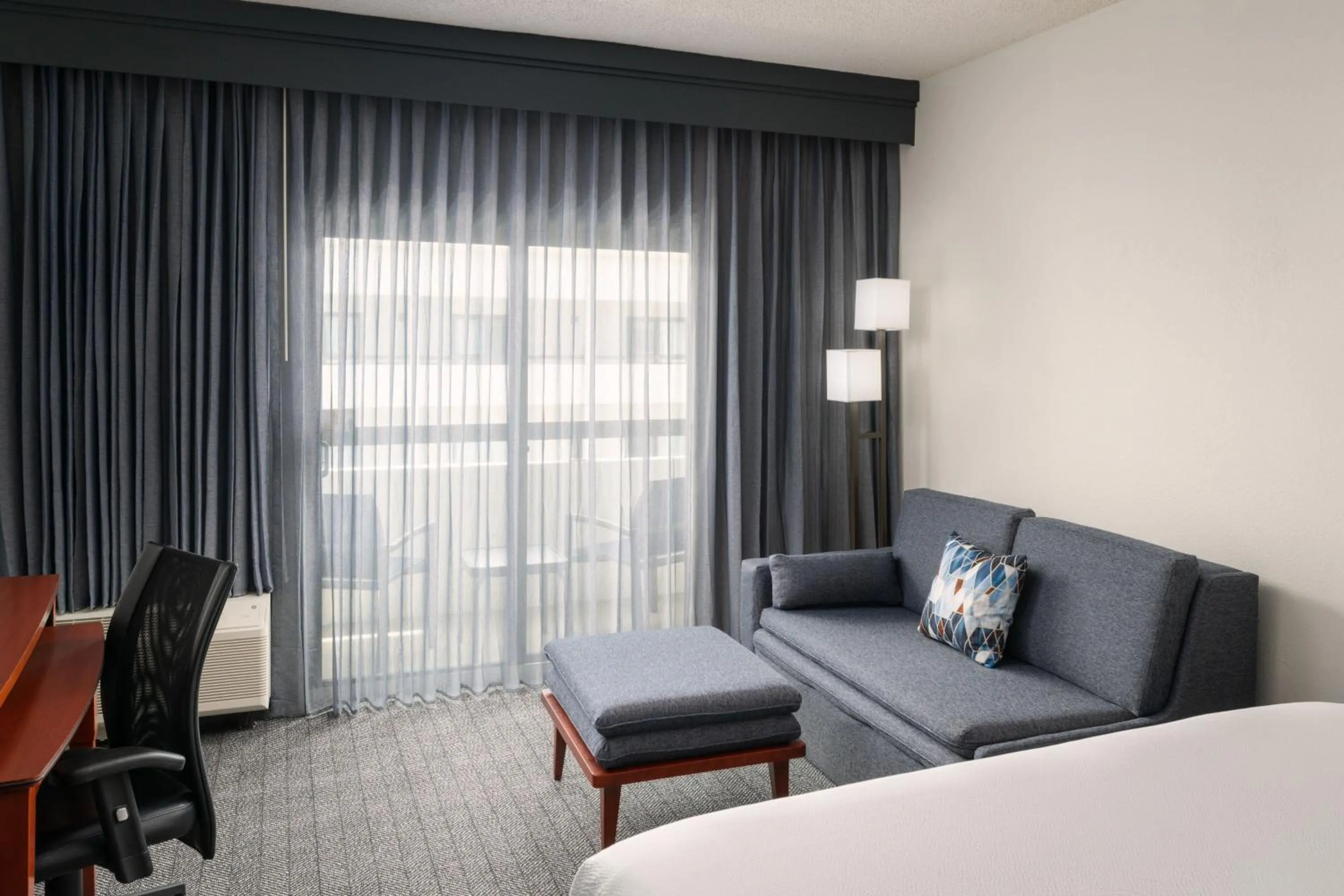 Photo of the whole room in Courtyard Melbourne West