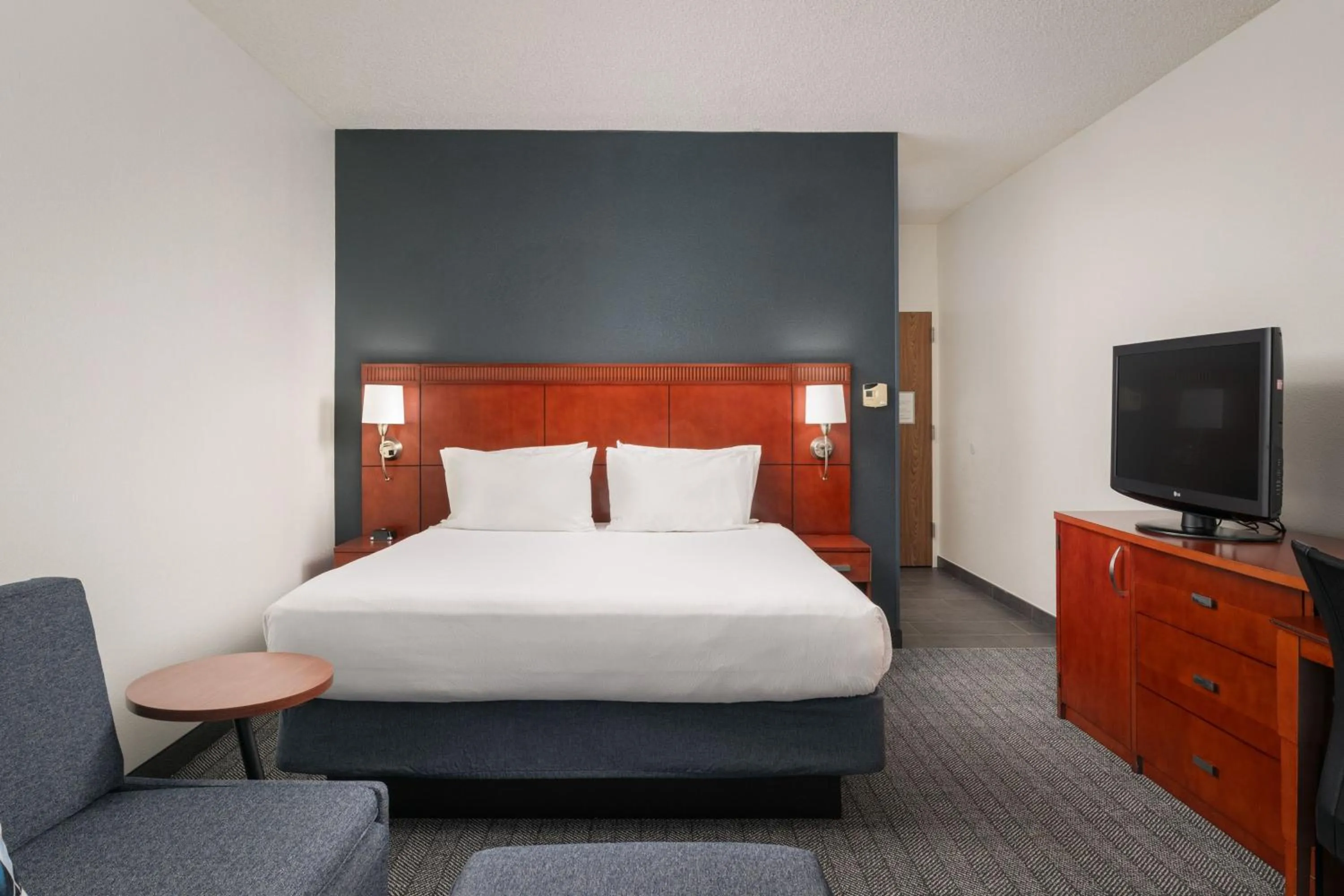 Photo of the whole room, Bed in Courtyard Melbourne West