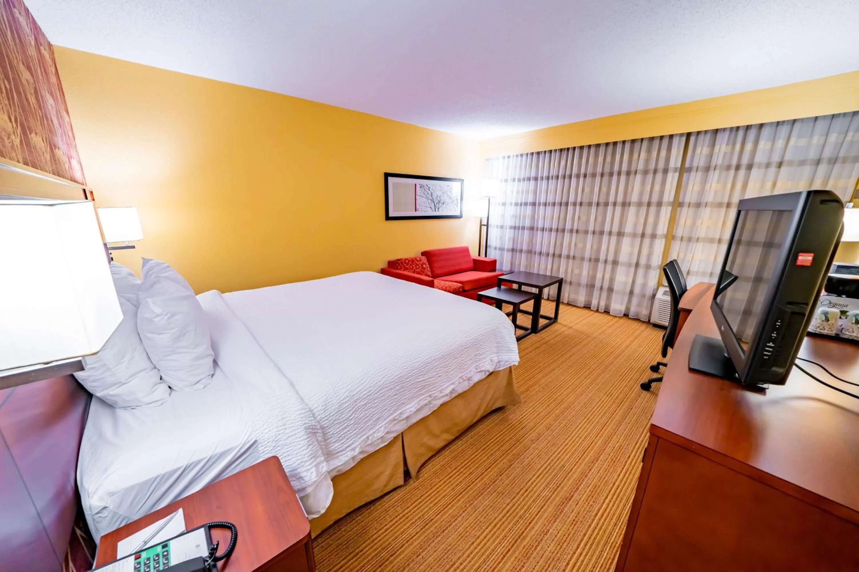 Photo of the whole room in Sonesta Select Bettendorf