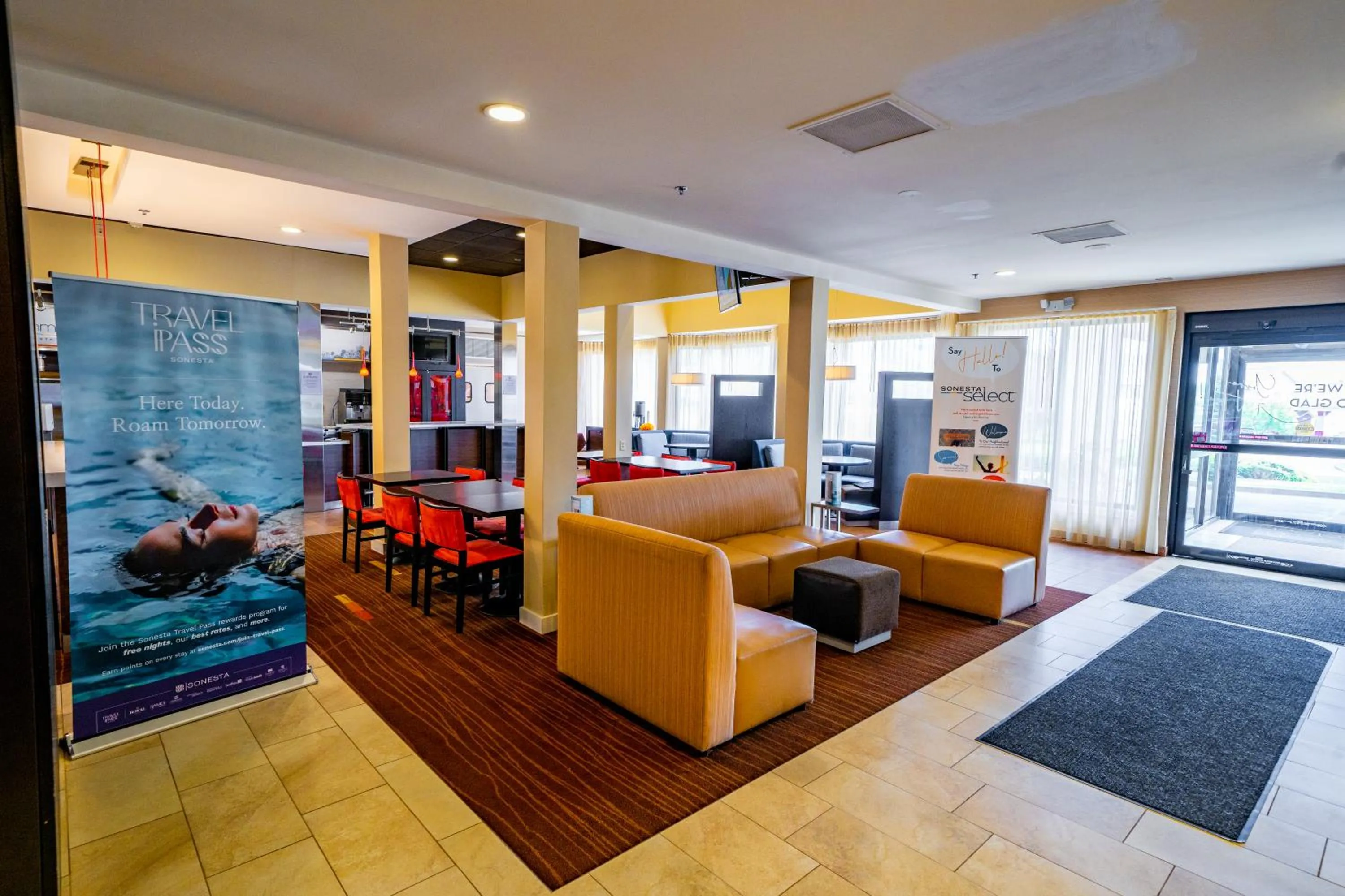 Living room in Sonesta Select Bettendorf