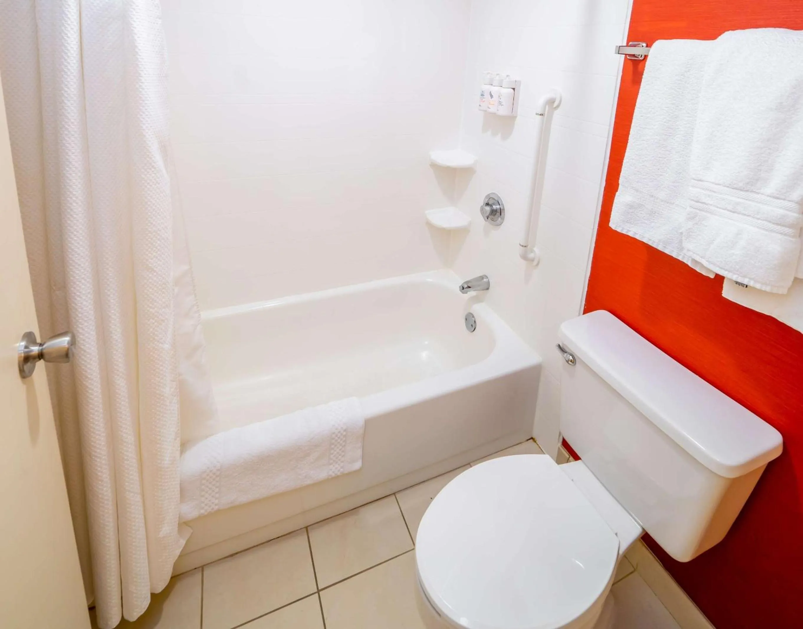 Bathroom in Sonesta Select Bettendorf