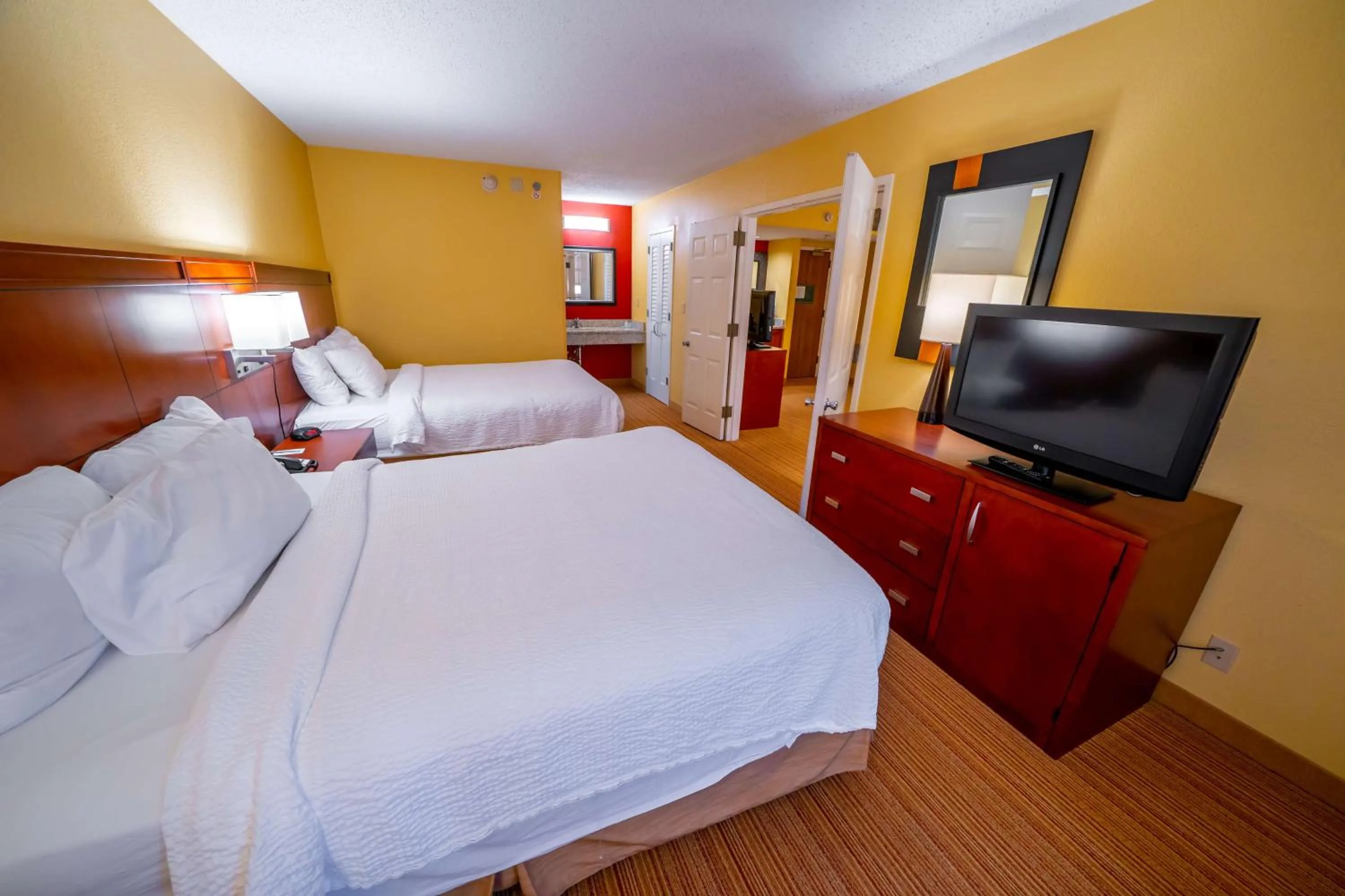 Photo of the whole room in Sonesta Select Bettendorf