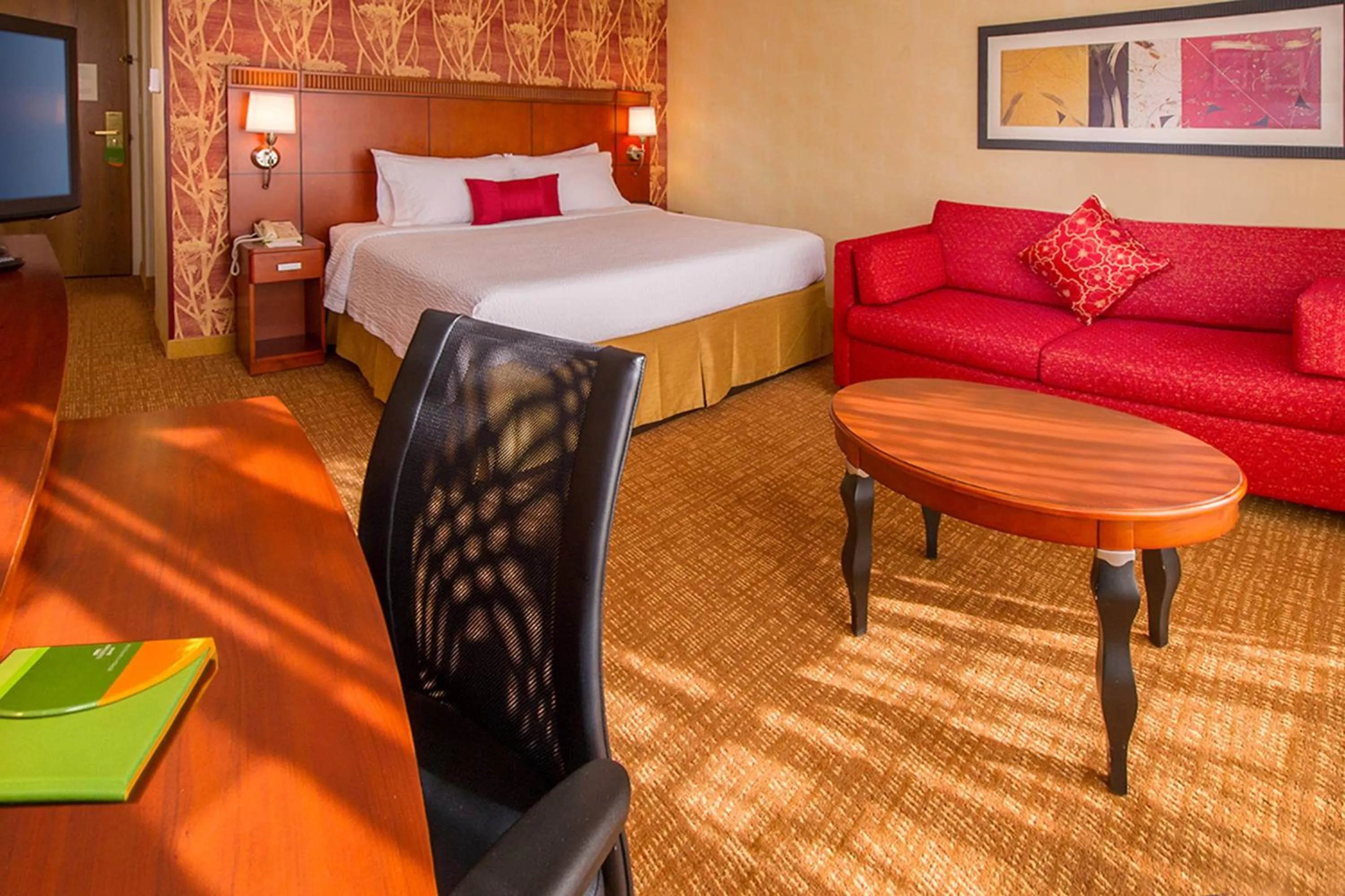 Photo of the whole room, Bed in Courtyard Manassas Battlefield Park