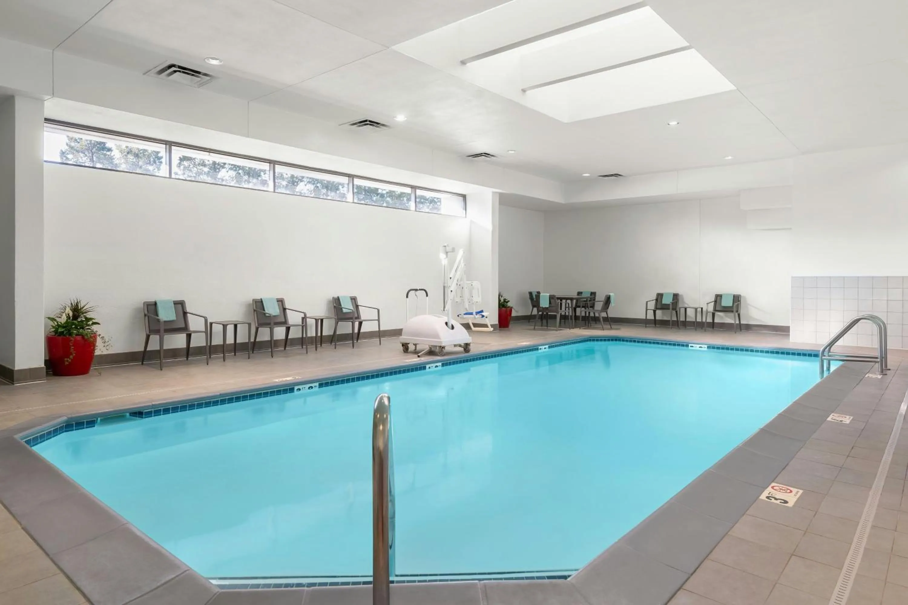 Swimming pool in Courtyard by Marriott Minneapolis-St. Paul Airport