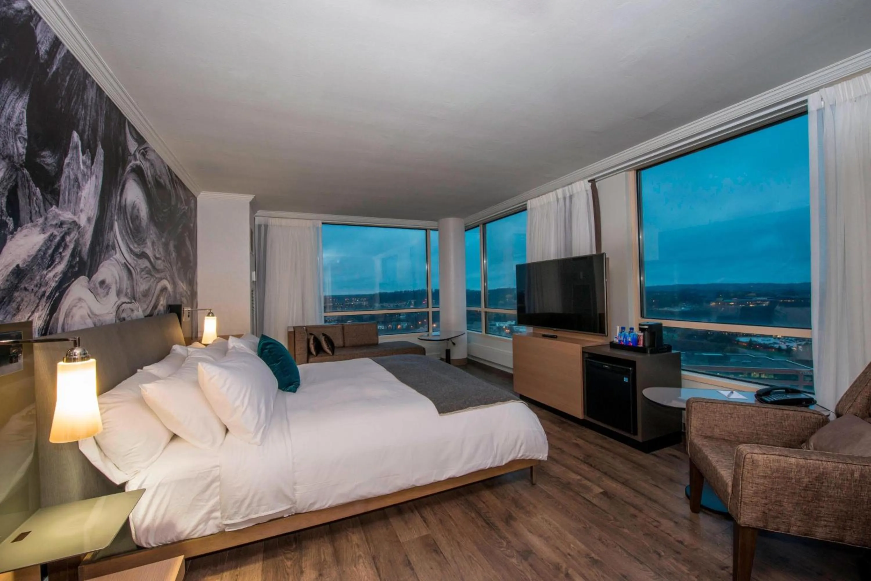 Photo of the whole room, Bed in Minneapolis Marriott Southwest