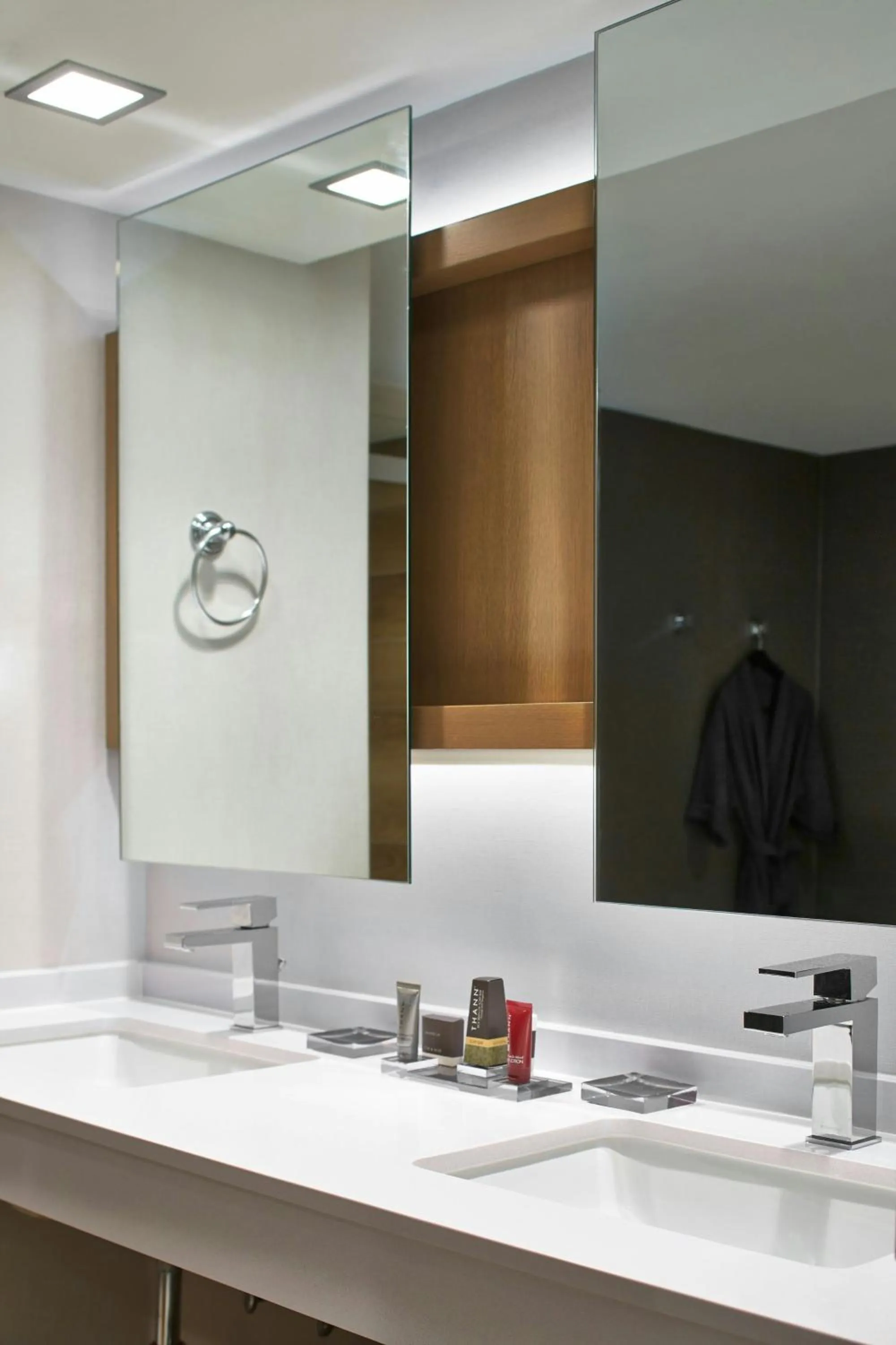 Bathroom in Minneapolis Marriott Southwest