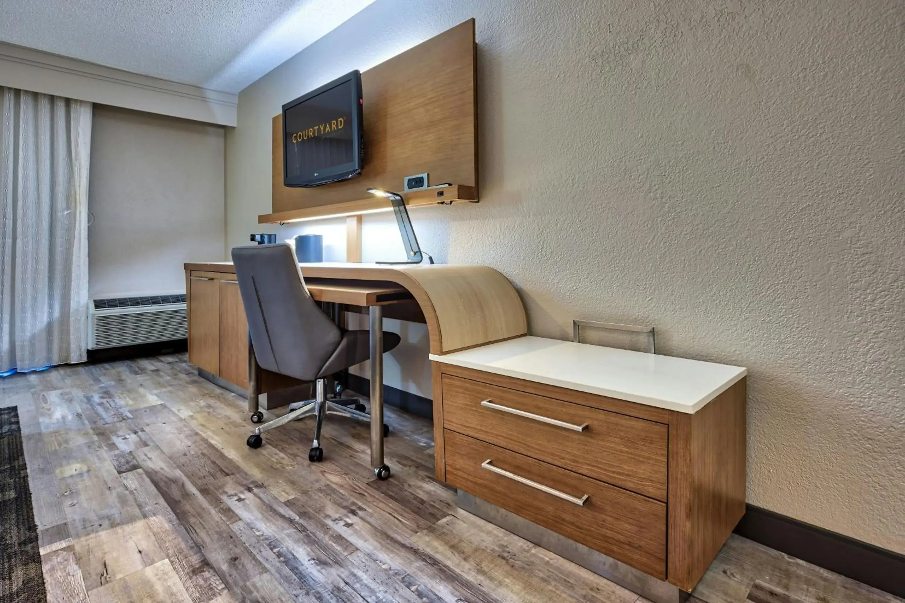 King Room with Sofa Bed and Adapted Tub - Mobility and Hearing Accessible in Courtyard Hampton King Room with Sofa Bed and Adapted Tub - Mobility and Hearing Accessible in Courtyard Hampton