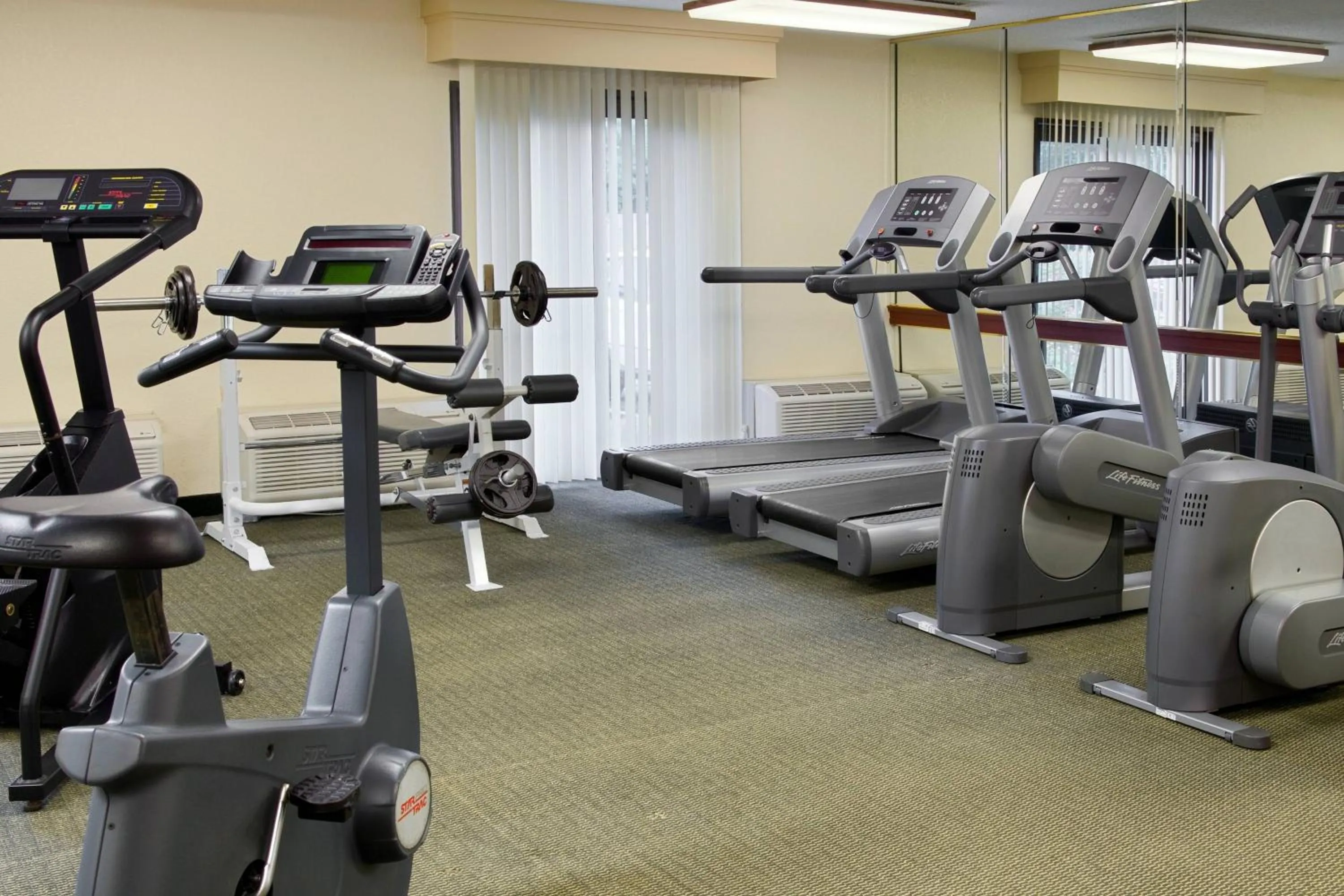 Fitness centre/facilities in Courtyard Hampton