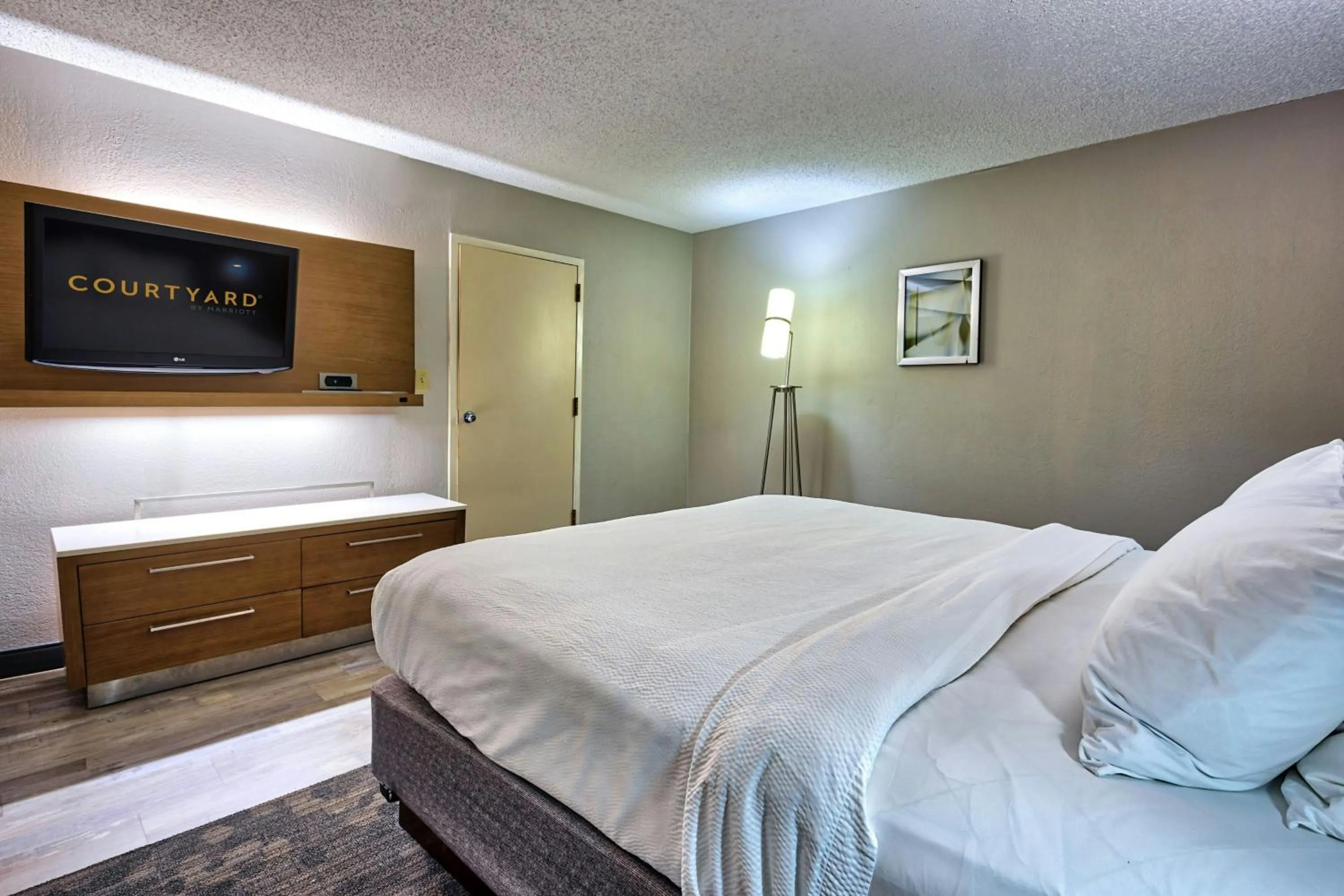 Bedroom, Bed in Courtyard Hampton