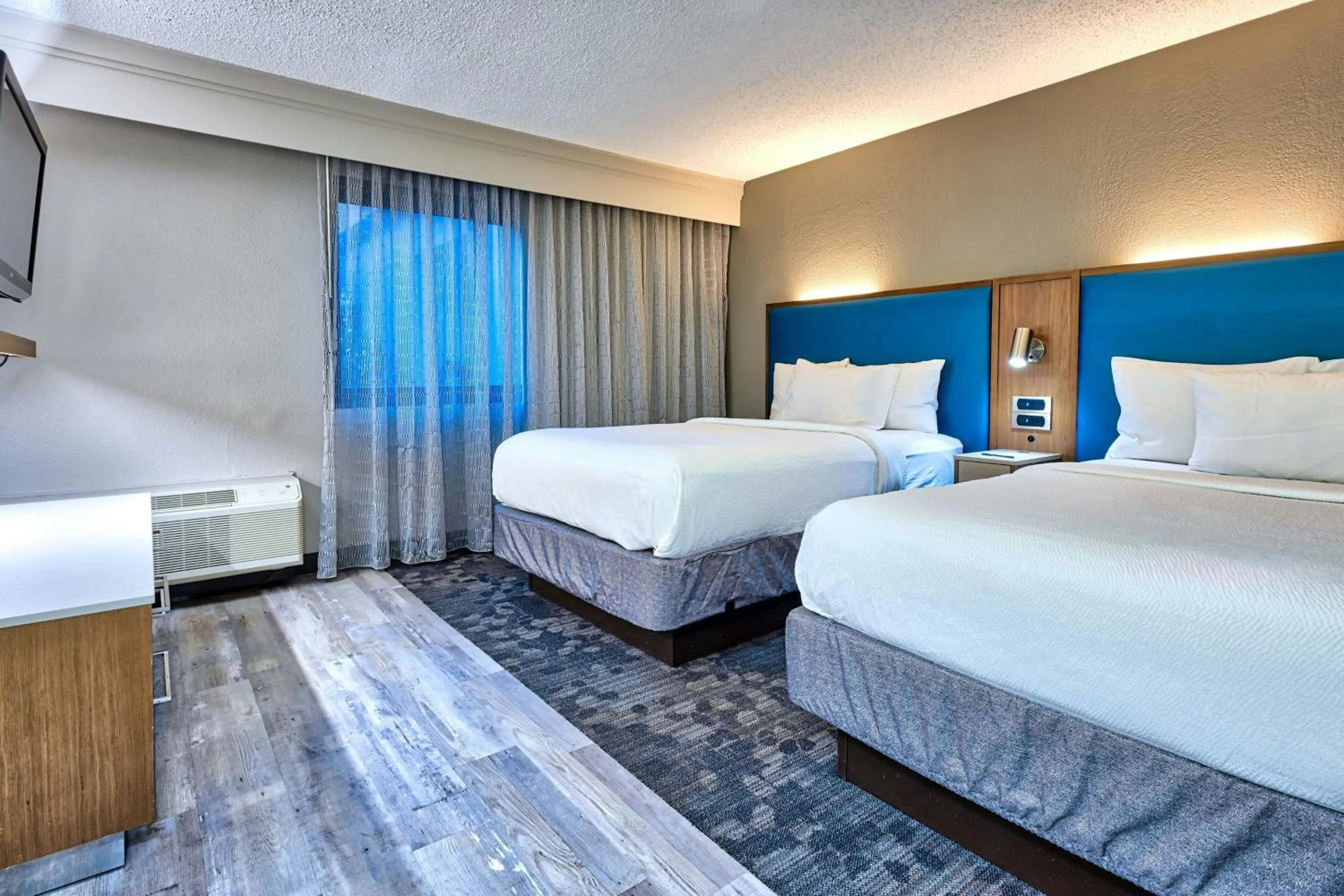 Bedroom, Bed in Courtyard Hampton