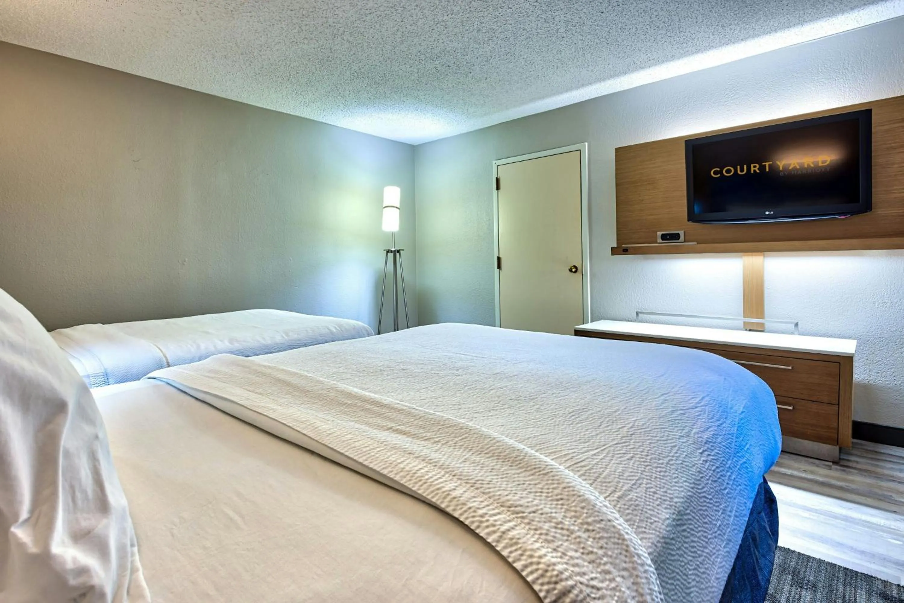 Bedroom, Bed in Courtyard Hampton